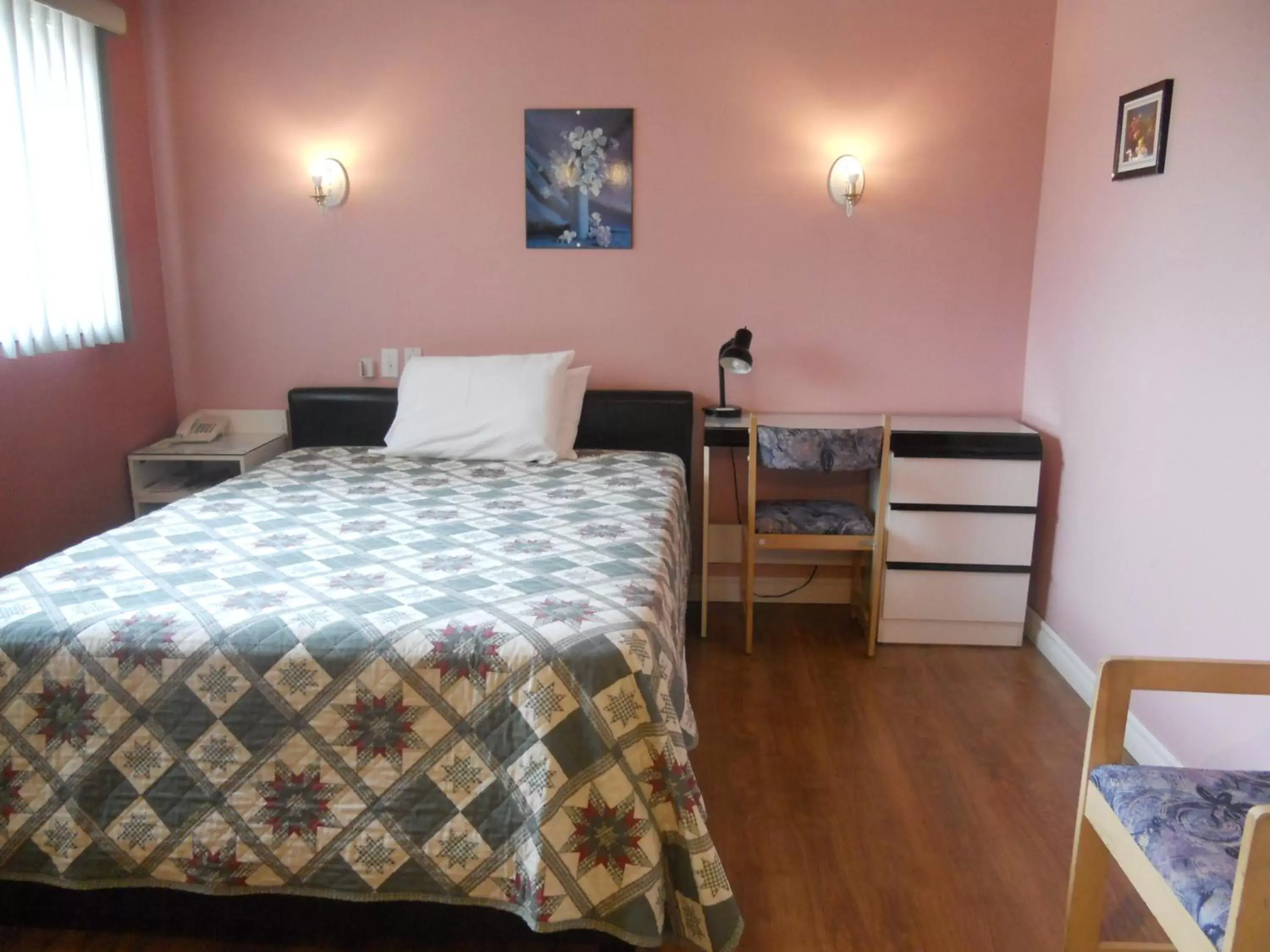 Queen Room with Garden View in Motel Normandie Queen Room with Garden View in Motel Normandie