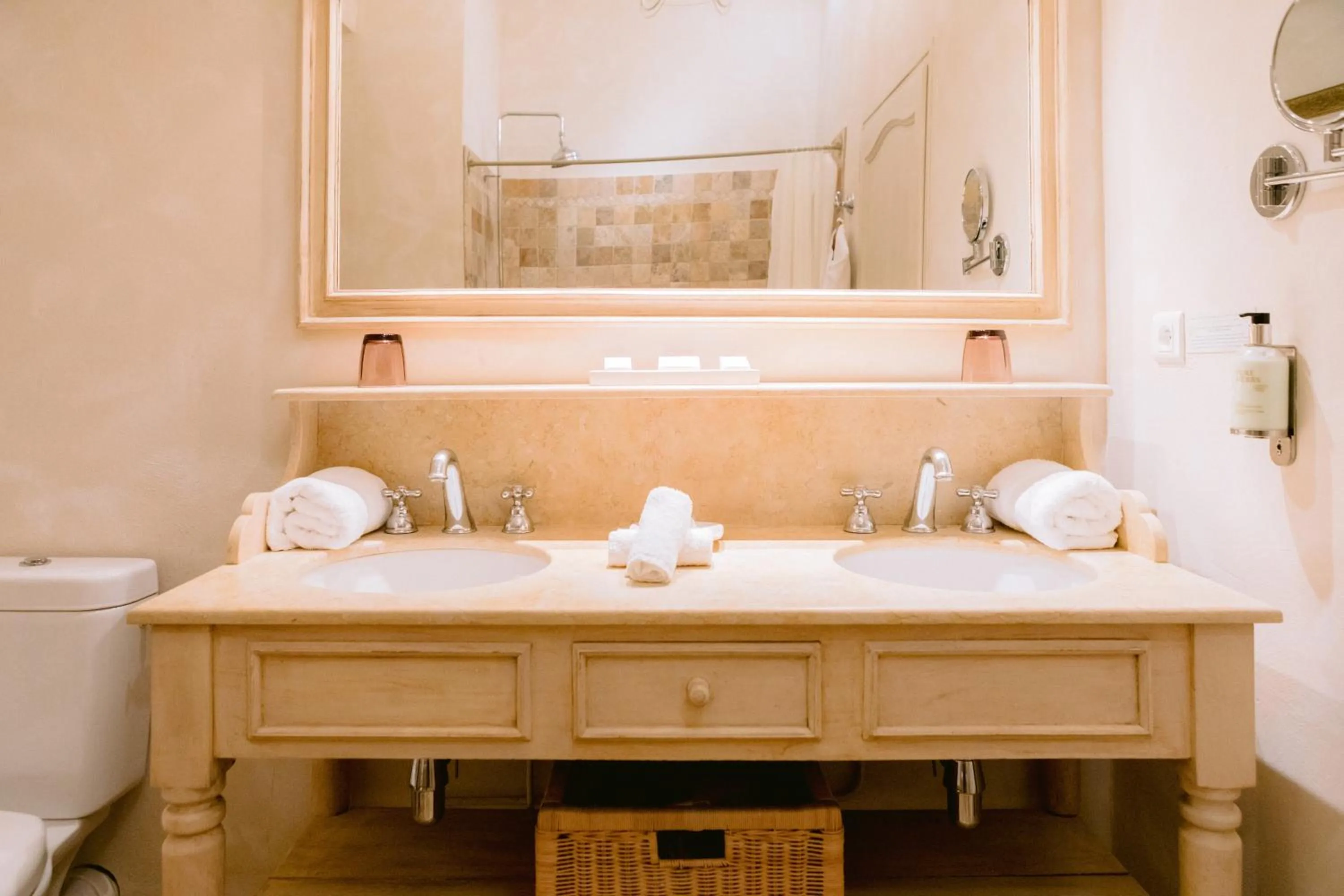 Bathroom in Le Mas De La Rose - Teritoria