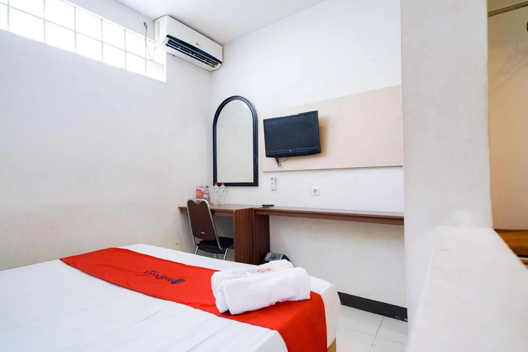 Bedroom, Bed in RedDoorz Near Braga Street
