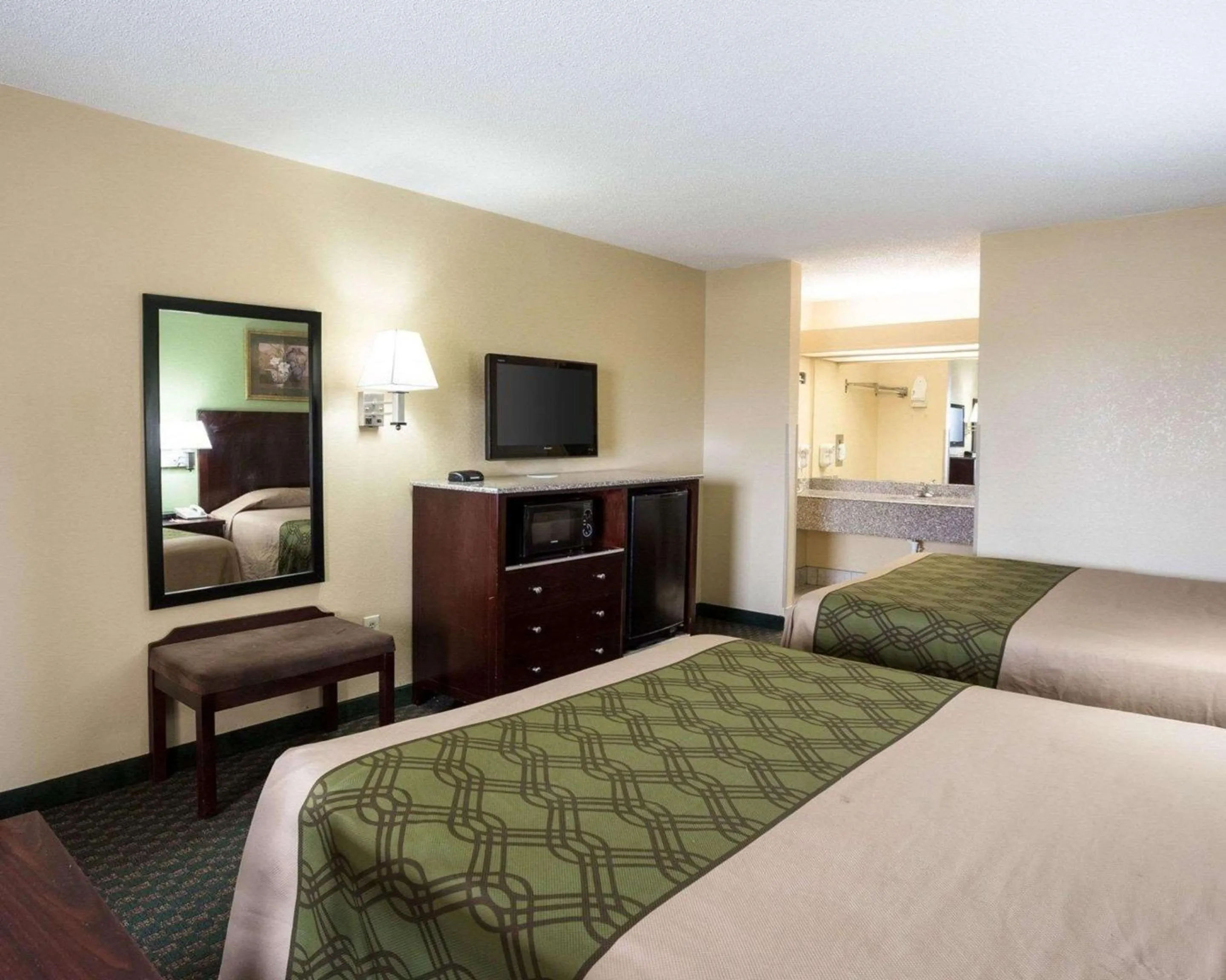 Photo of the whole room, Bed in Rodeway Inn & Suites New Orleans Gentilly