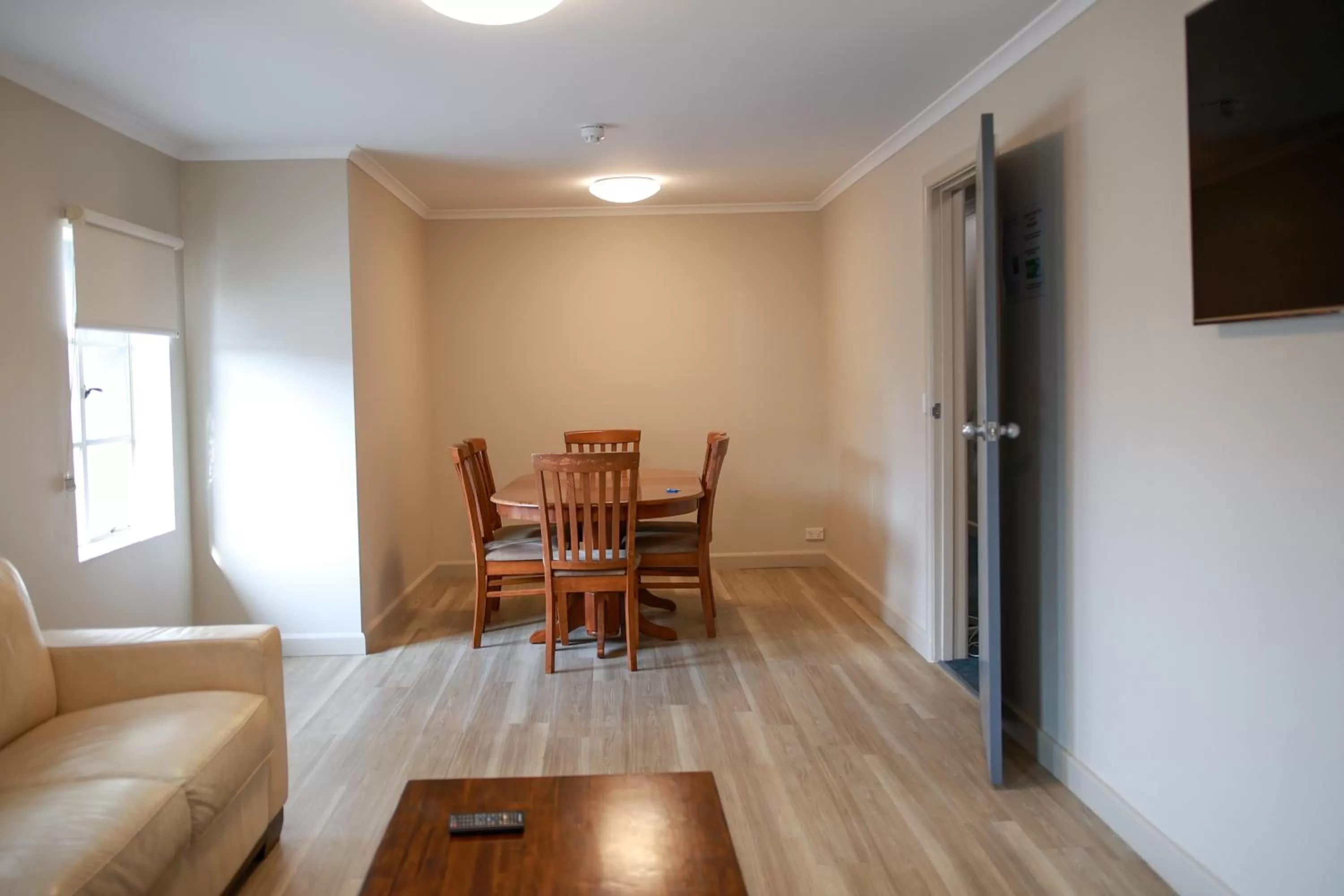 Communal lounge/ TV room, Dining Area in Beltana Hotel