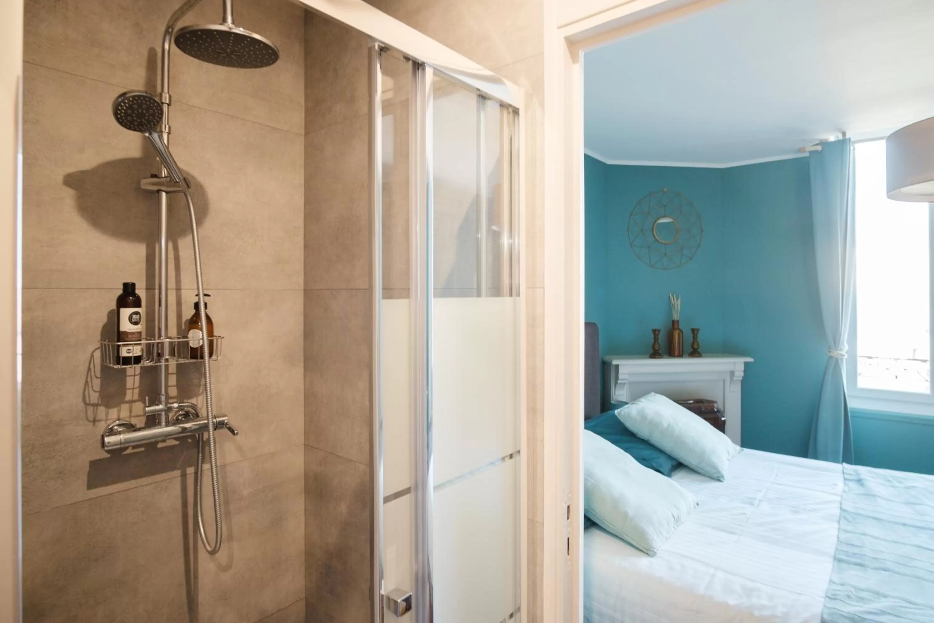 Bathroom in Dupain & Dubeurre Appart'Hôtel - Parking