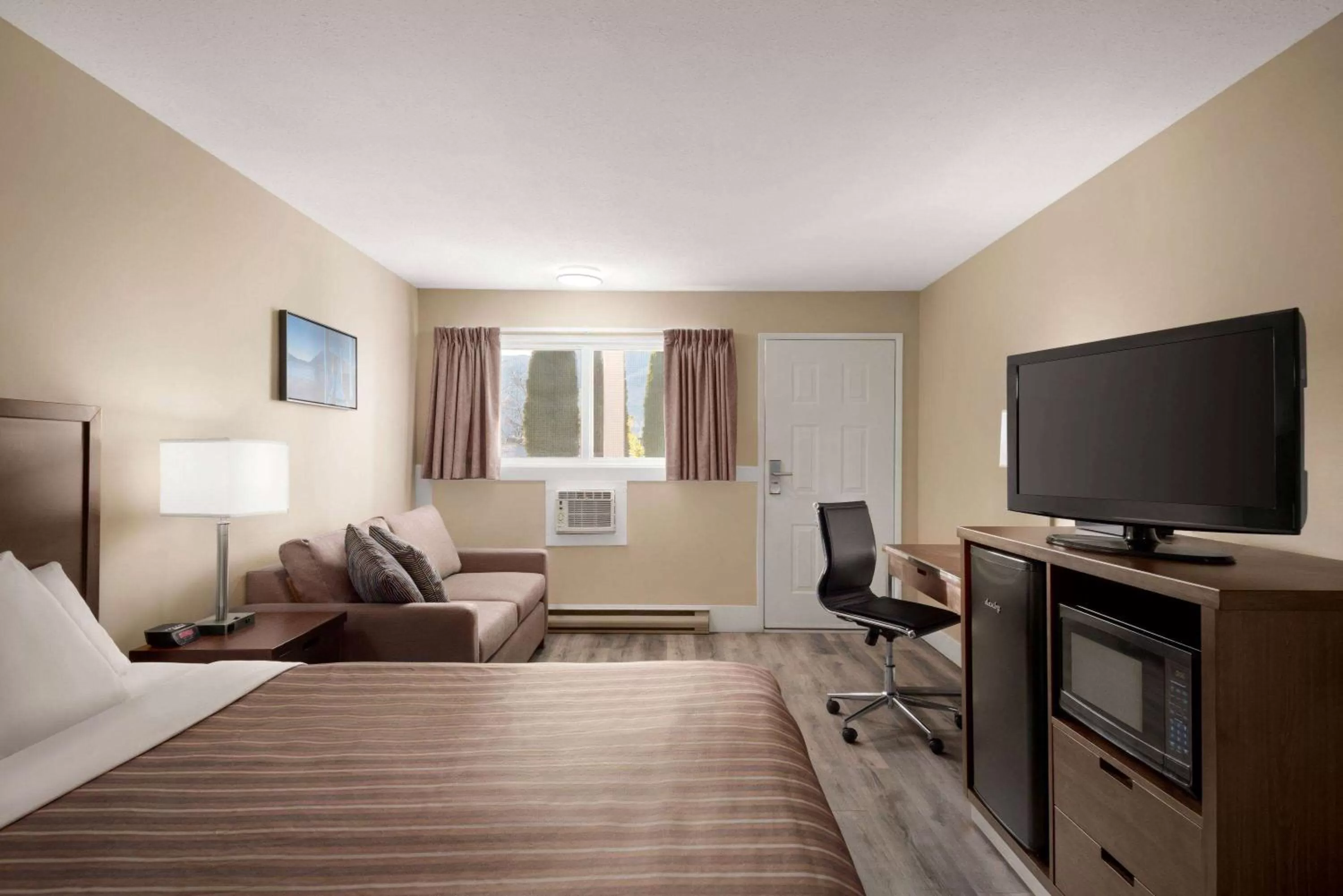 TV and multimedia, Bed in Travelodge by Wyndham Salmon Arm BC