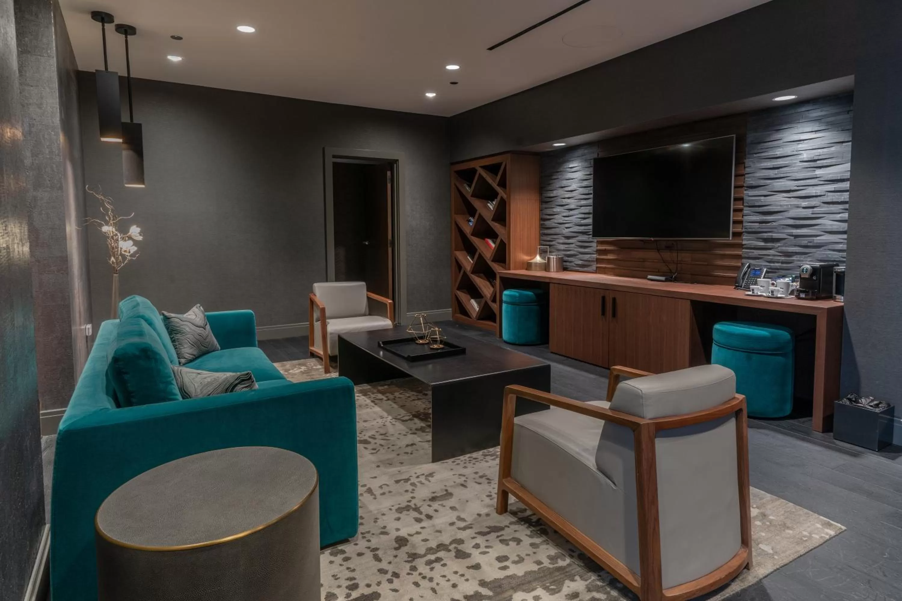 Living room in The Hotel & Athletic Club at Midtown