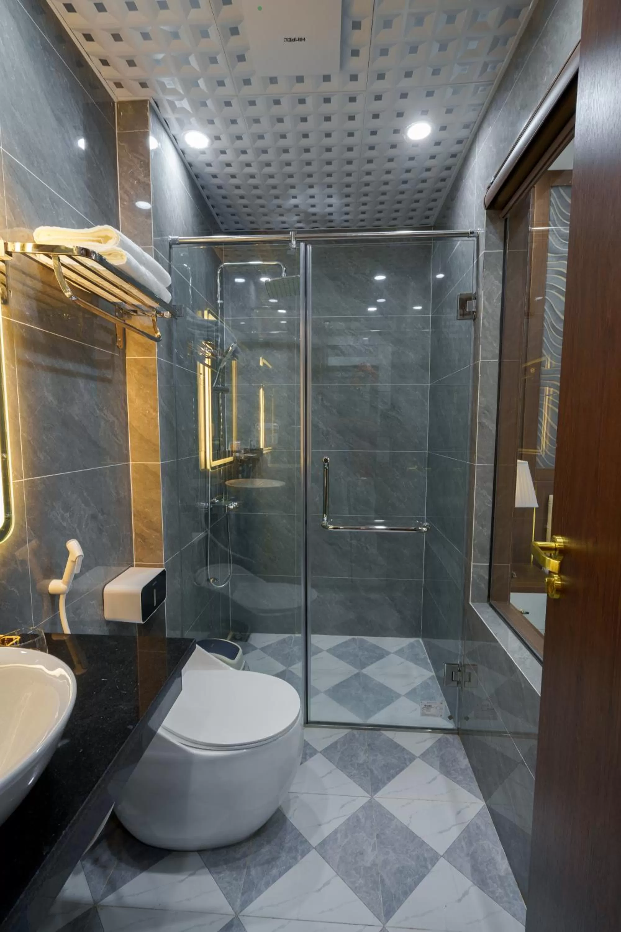 Toilet in Sunland Halong Hotel and Restaurant