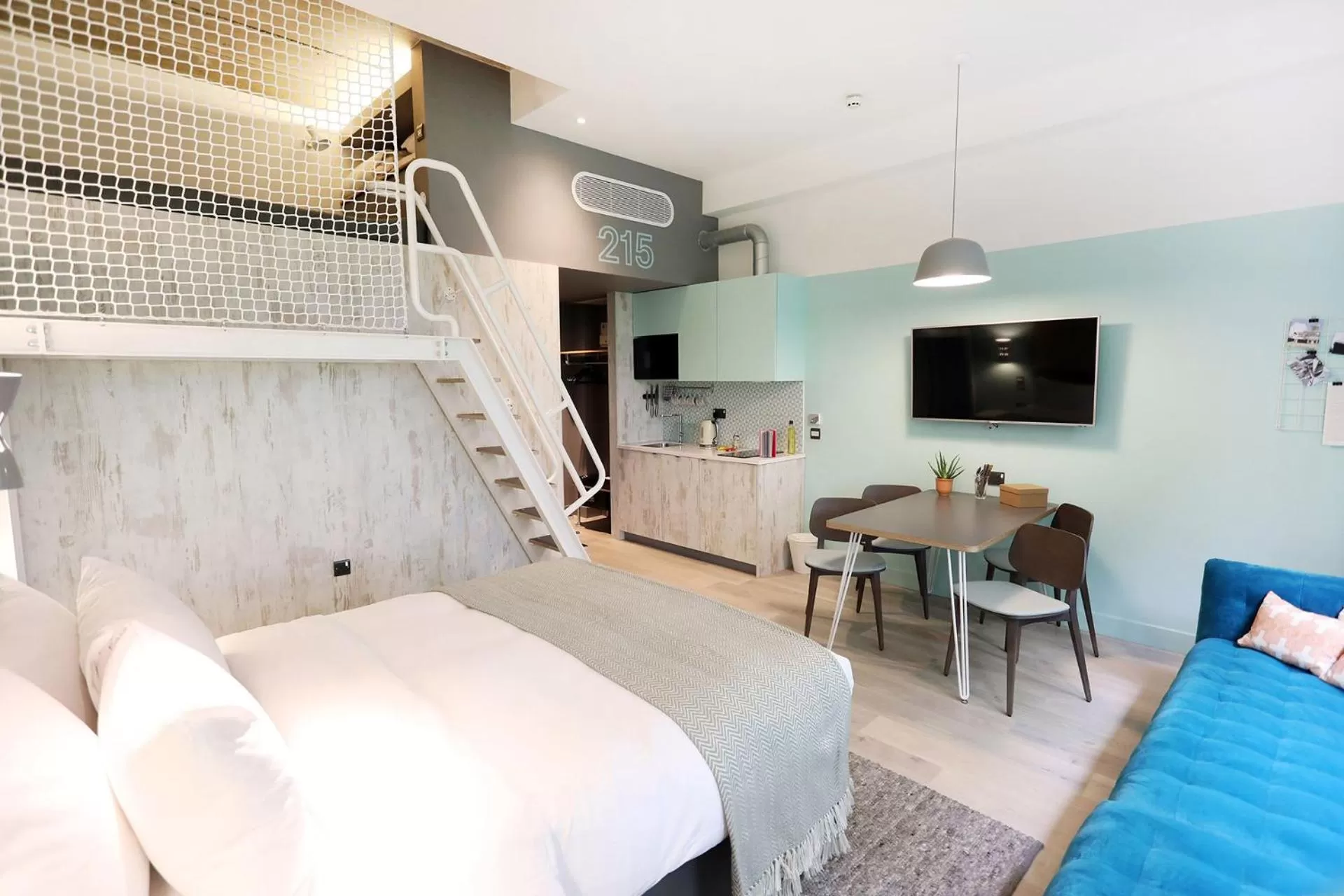 Photo of the whole room, Bed in room2 Southampton Hometel