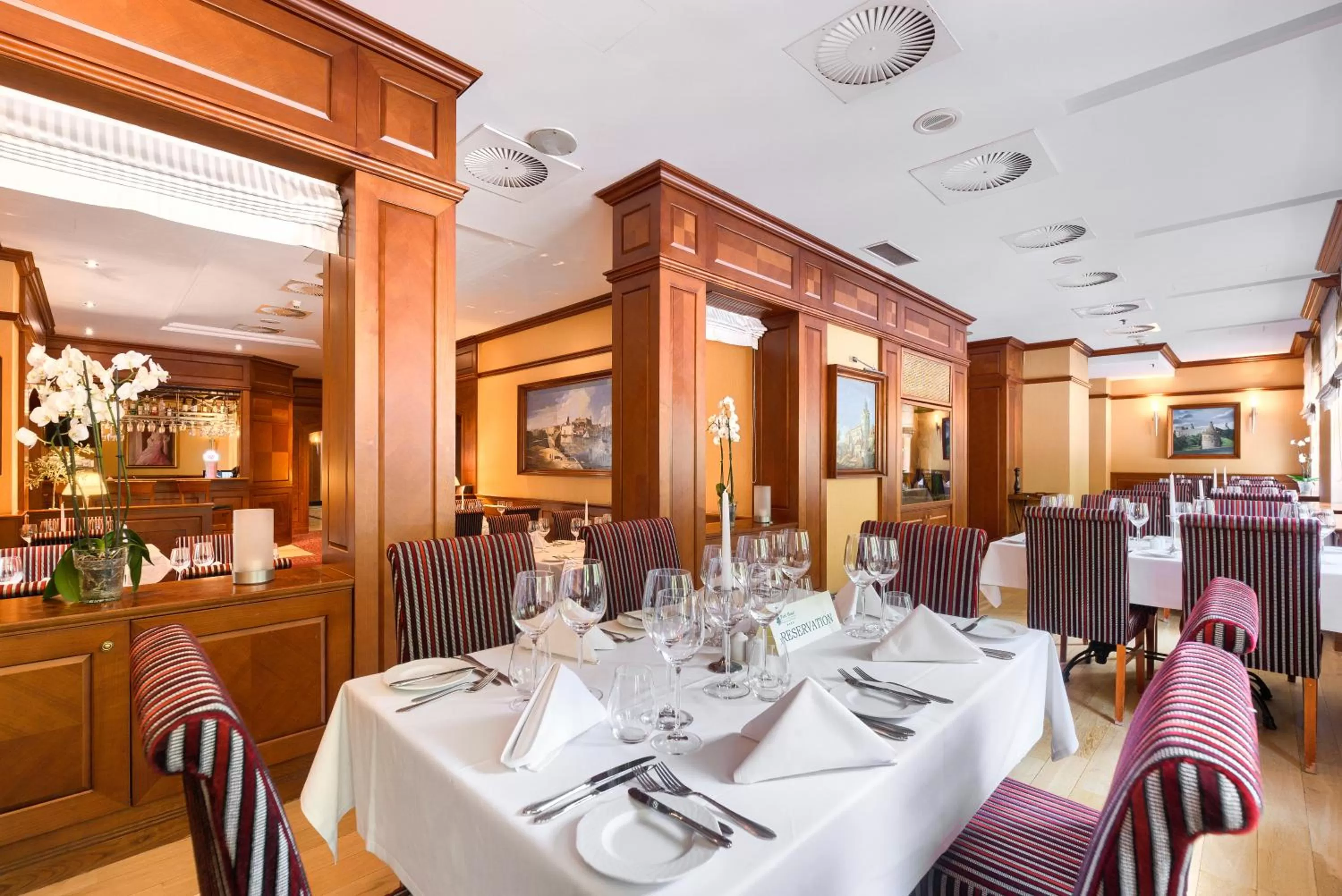 Restaurant/places to eat in Park Hotel