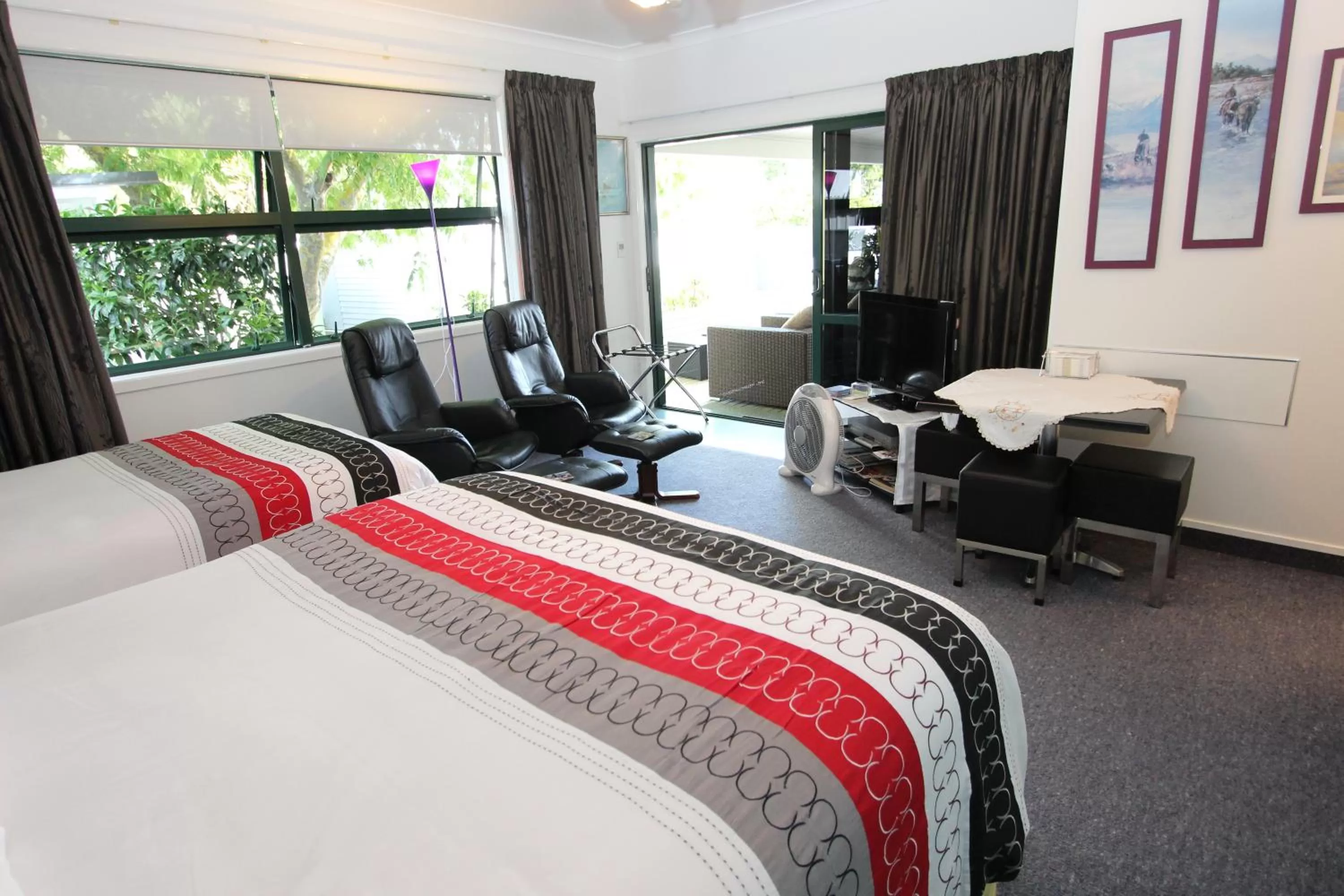 Bed in EMotel Napier