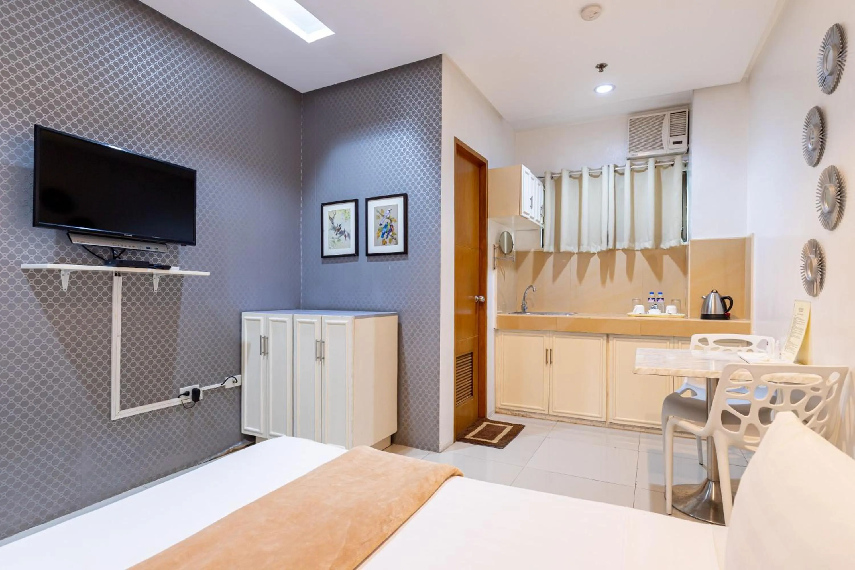 TV and multimedia, Bed in Baymont Suites & Residences