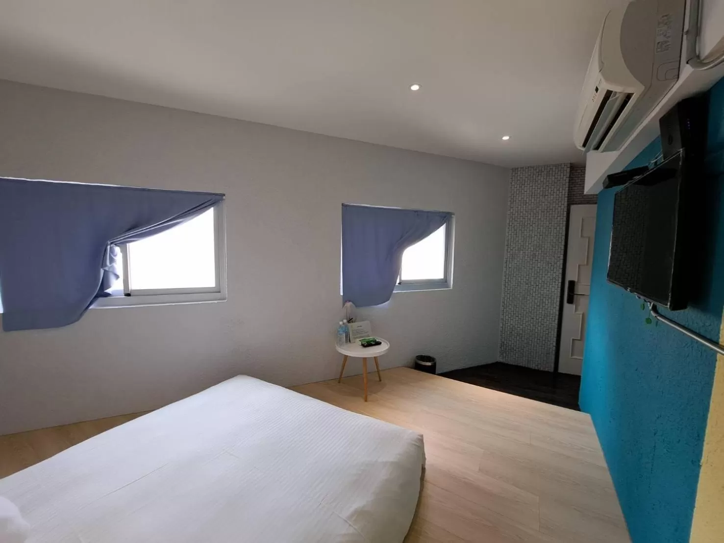 Photo of the whole room, Bed in King Wow Inn