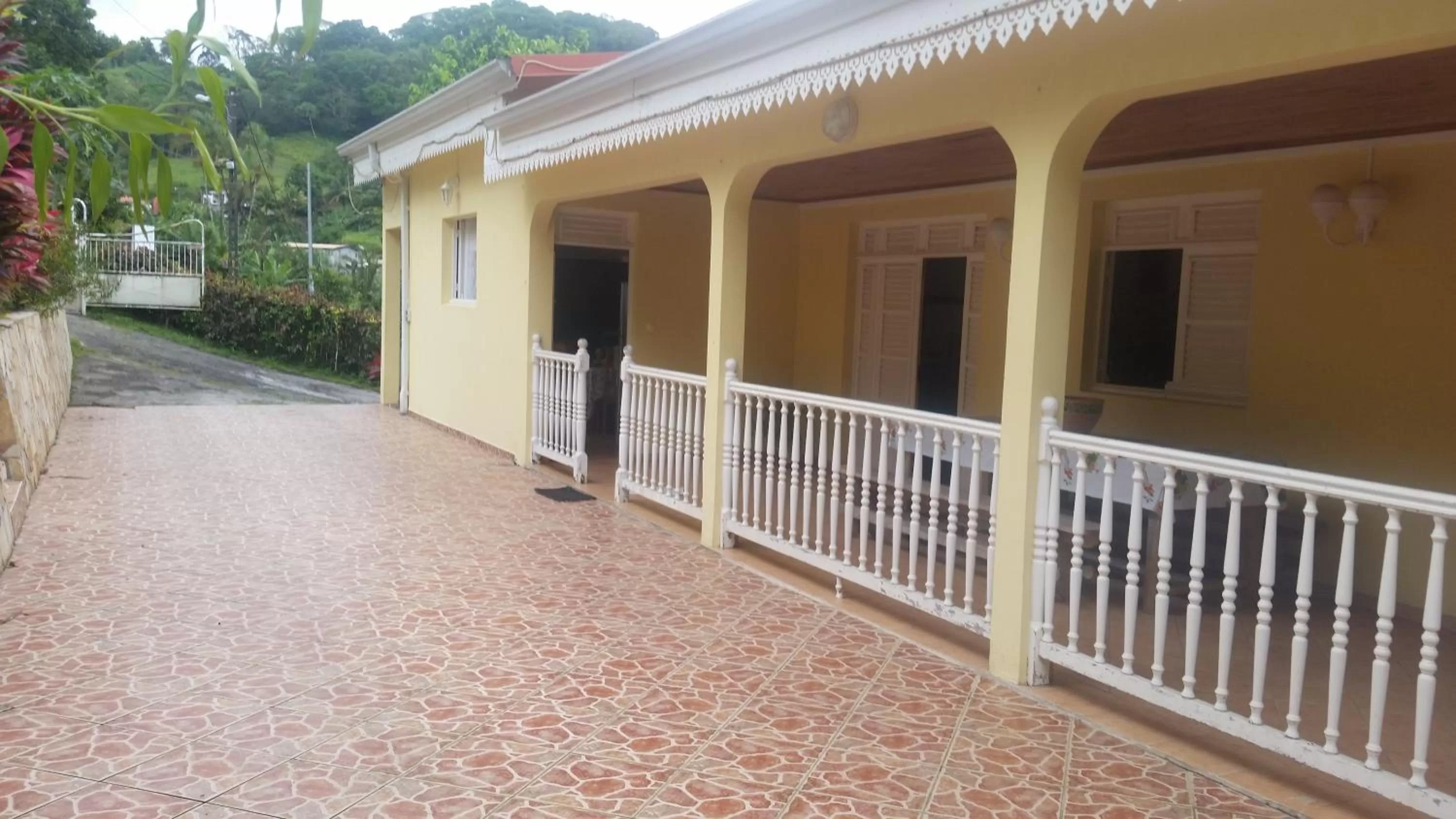 Facade/entrance in L'Oliveraie