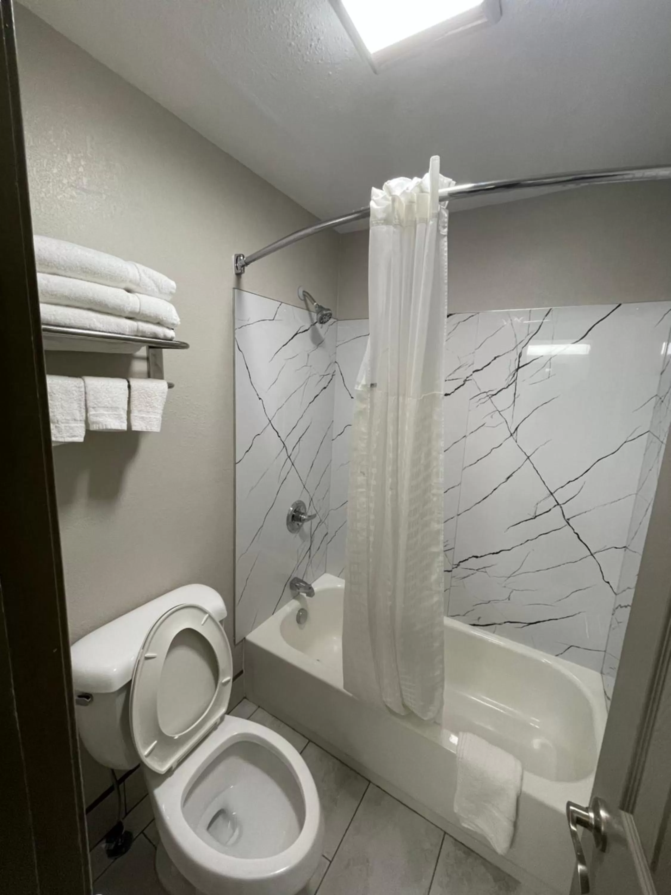 Bath in Days Inn by Wyndham Holladay