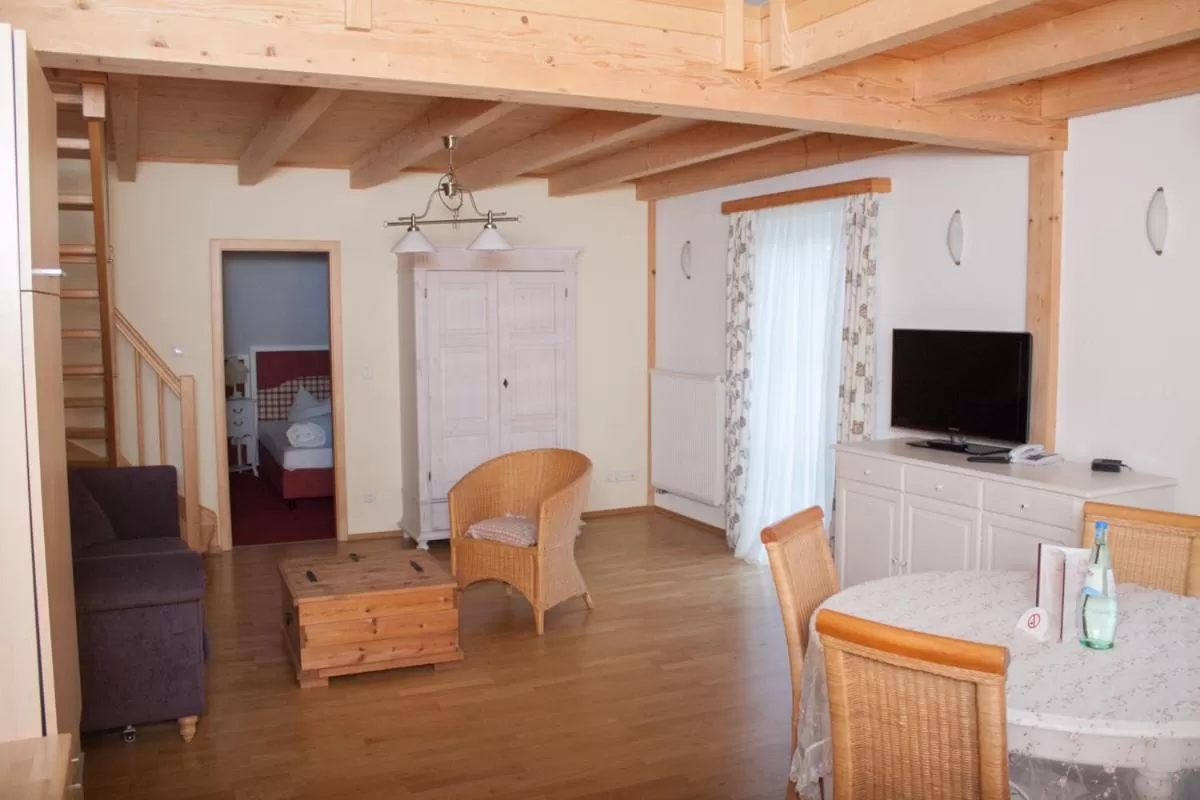 Two-Bedroom Apartment with Balcony in Hotel Mutz