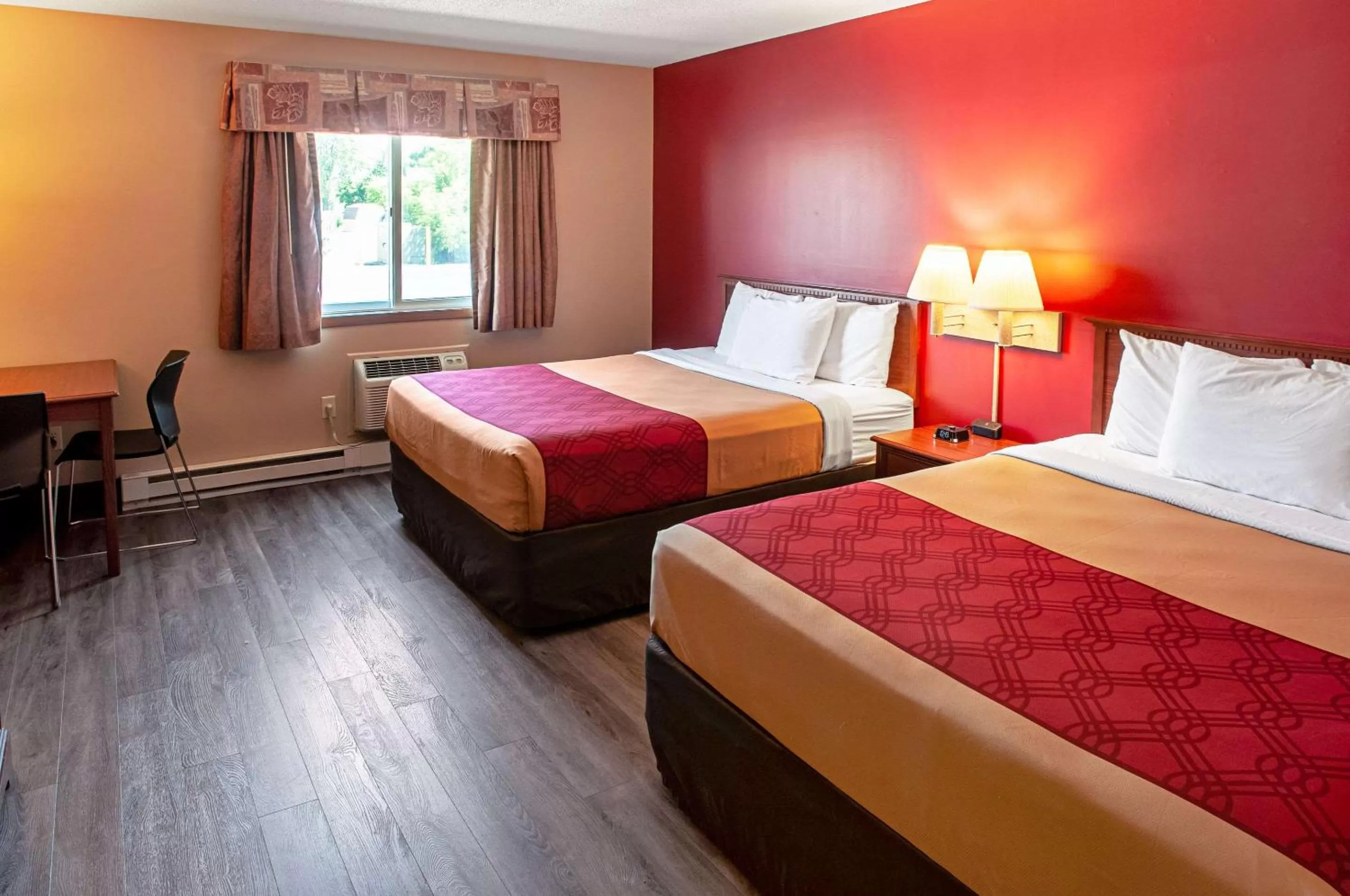 Photo of the whole room, Bed in Econo Lodge Menomonie On The Bay