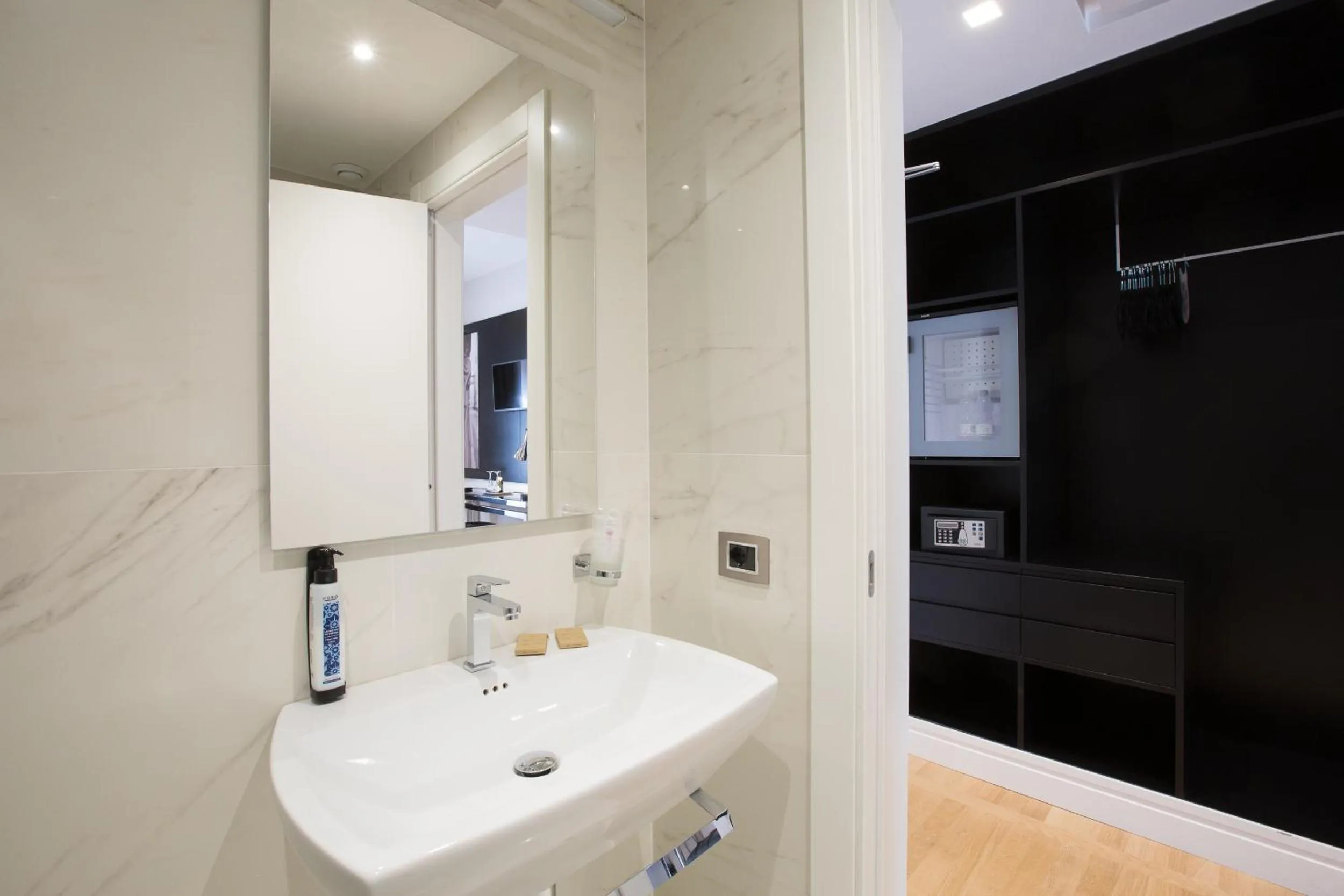 Bathroom in Floris Hotel