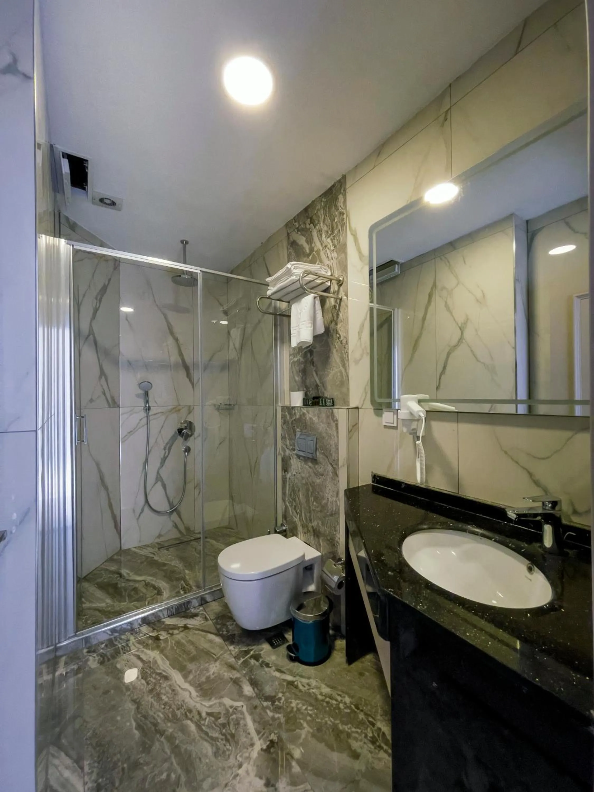 Bathroom in Martinenz Hotel