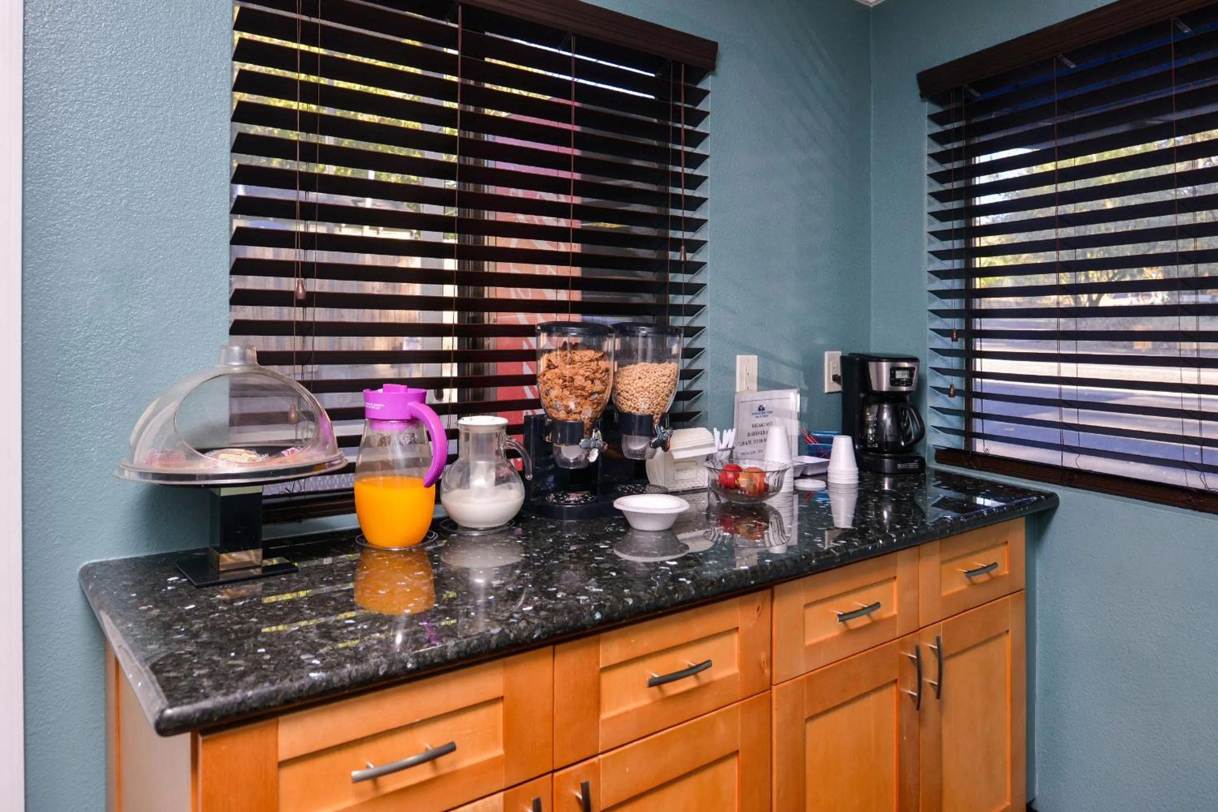 Continental breakfast in Americas Best Value Inn and Suites Clearlake