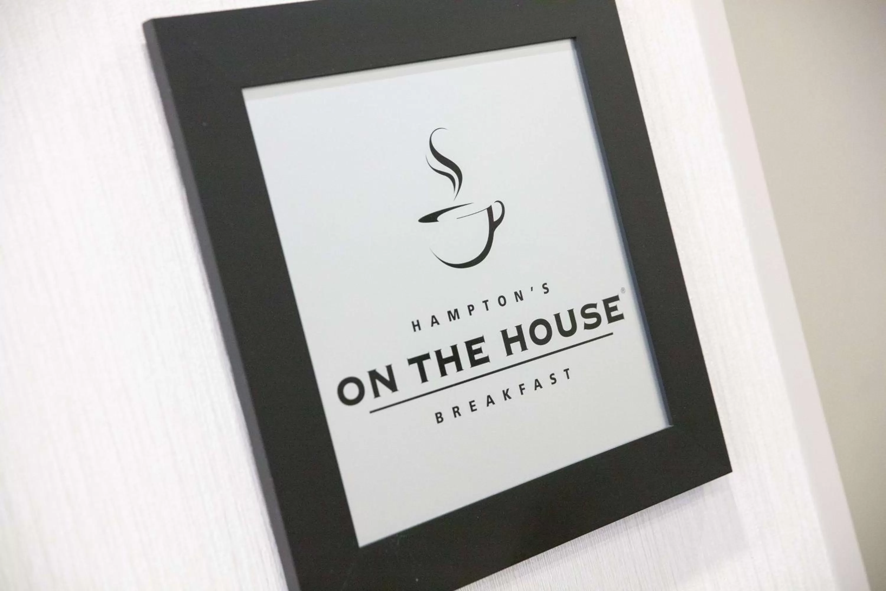 Dining area in Hampton Inn Toledo Oregon