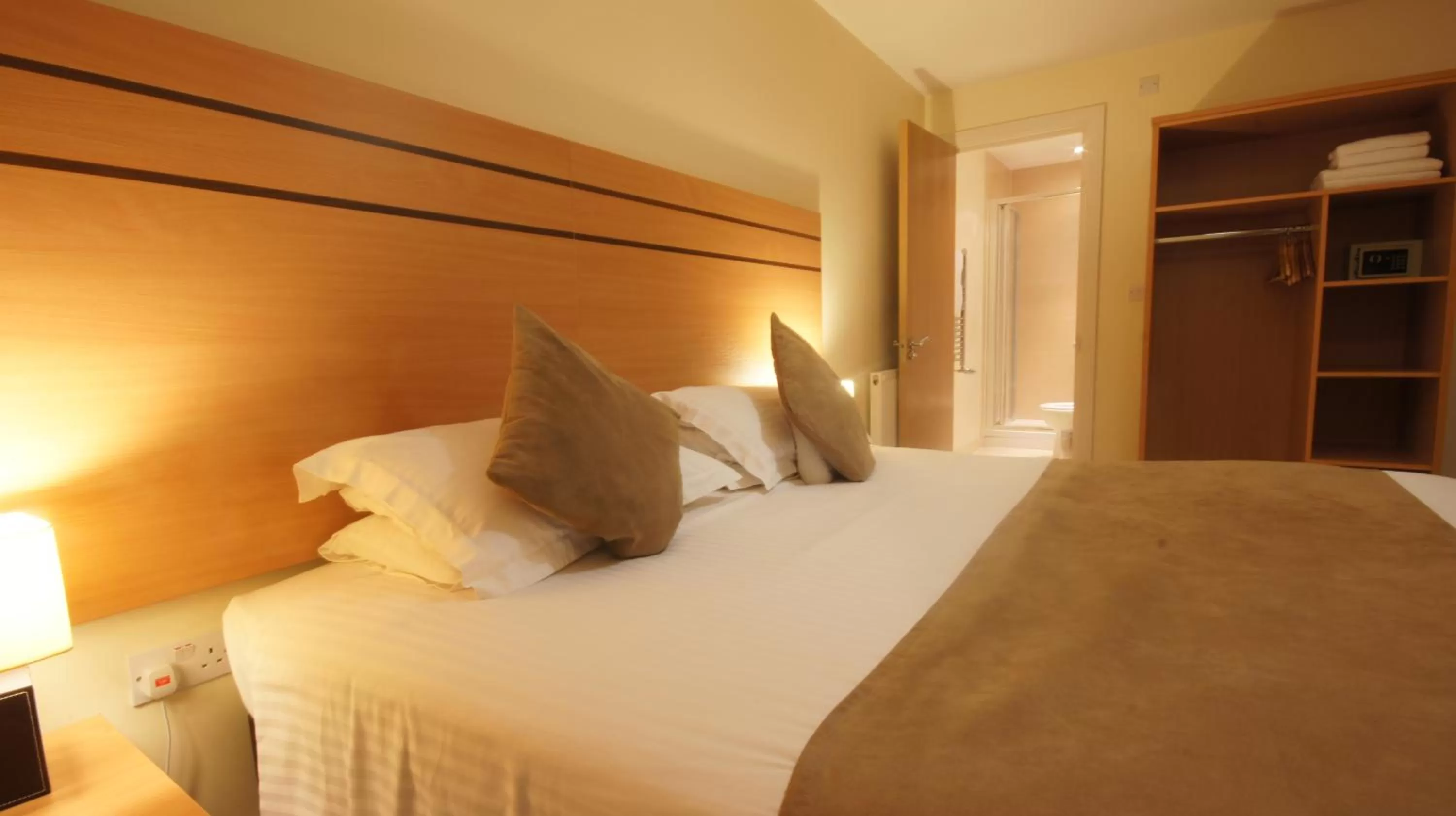 Bedroom, Bed in Lodge Drive Serviced Apartments