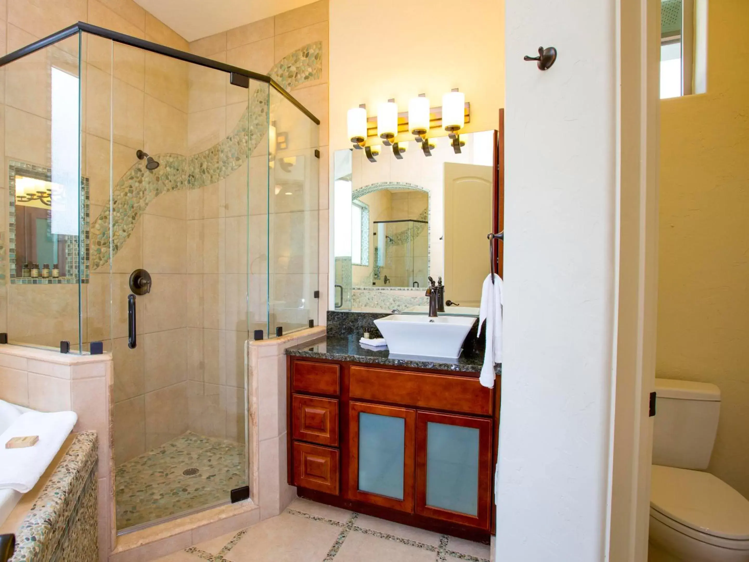 Two-Bedroom Apartment with Balcony in The Resort at Schlitterbahn Two-Bedroom Apartment with Balcony in The Resort at Schlitterbahn