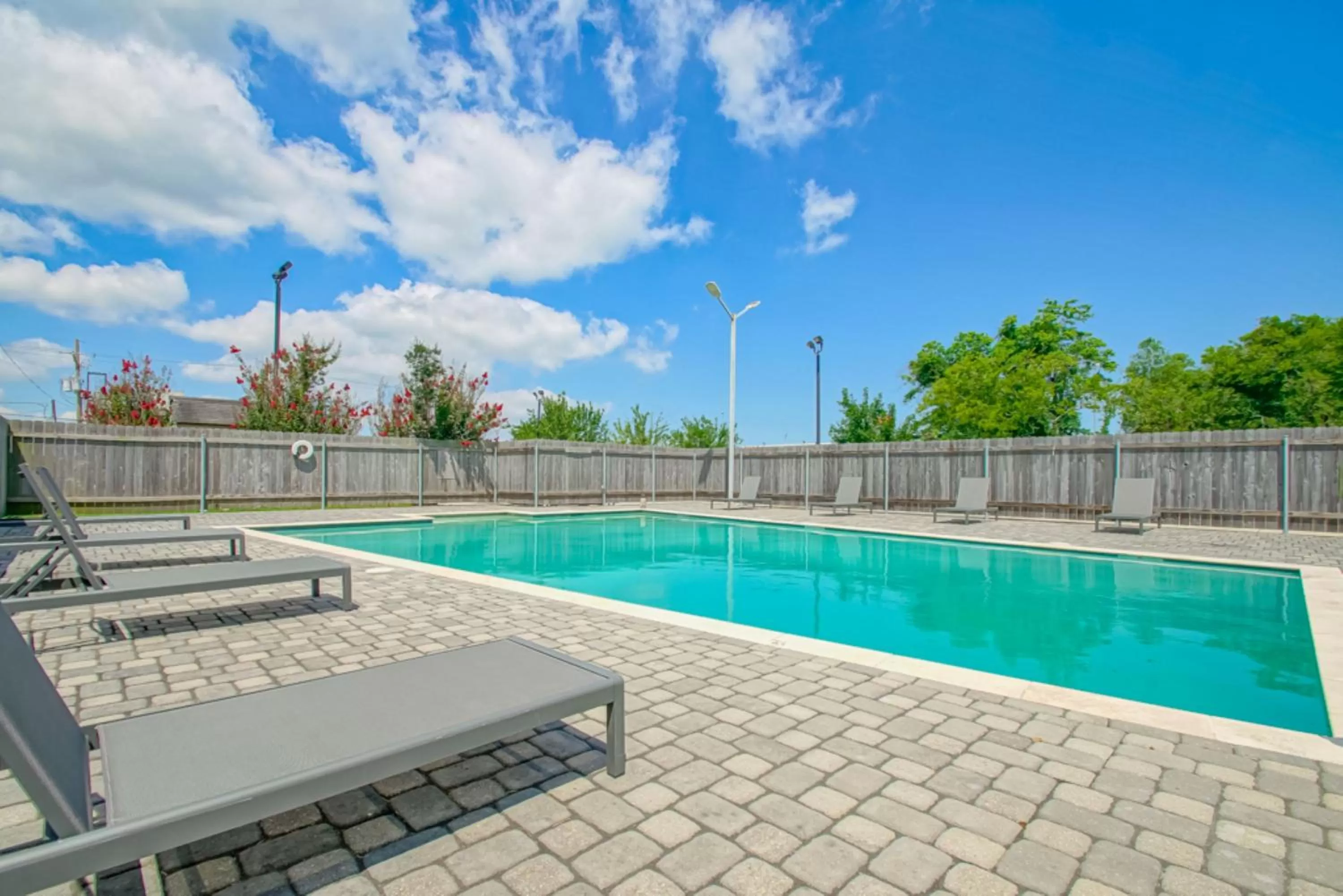 Swimming pool in Country Inn & Suites by Radisson, New Orleans I-10 East, LA