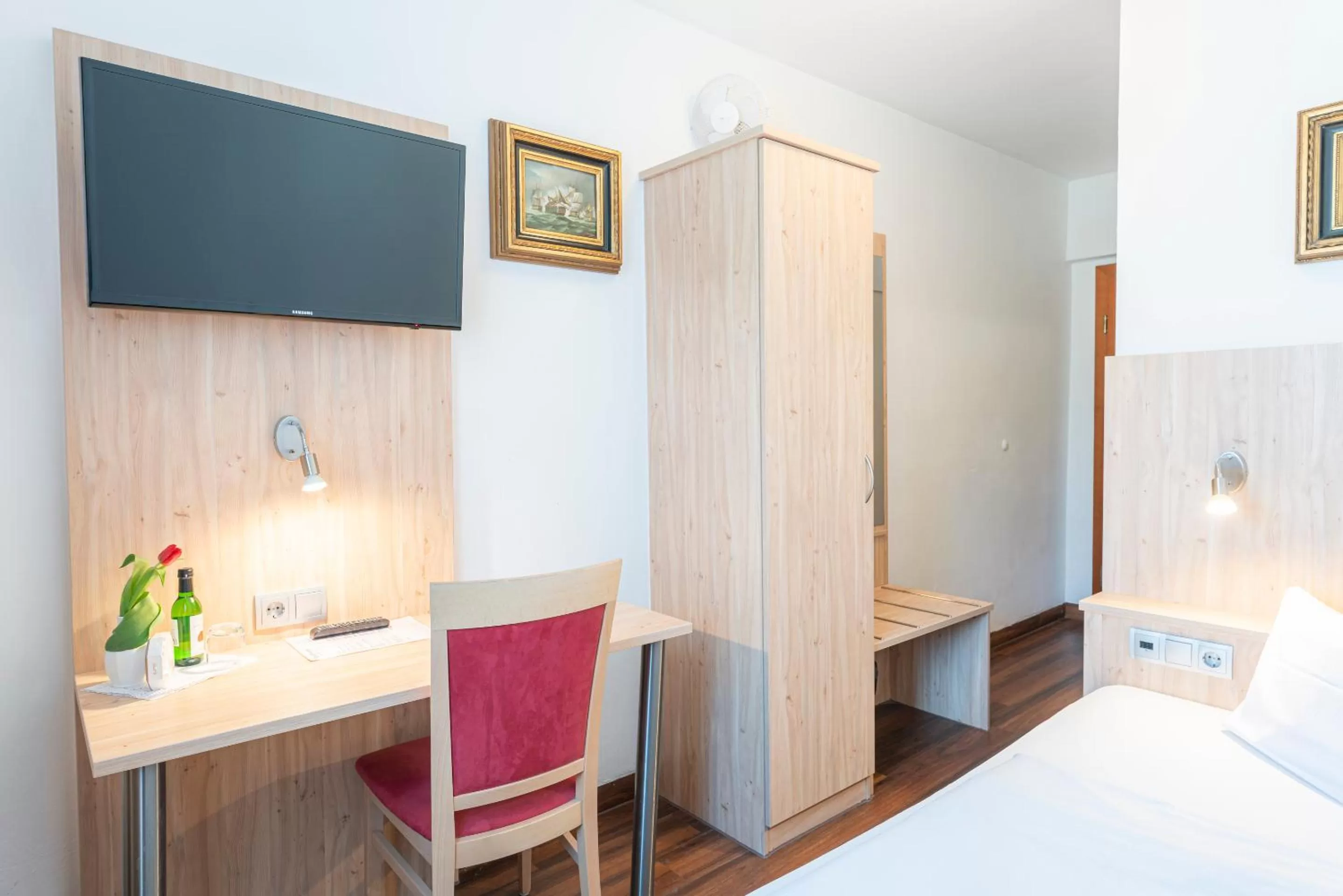 Staff, Bed in Hotel Astoria Stuttgart City