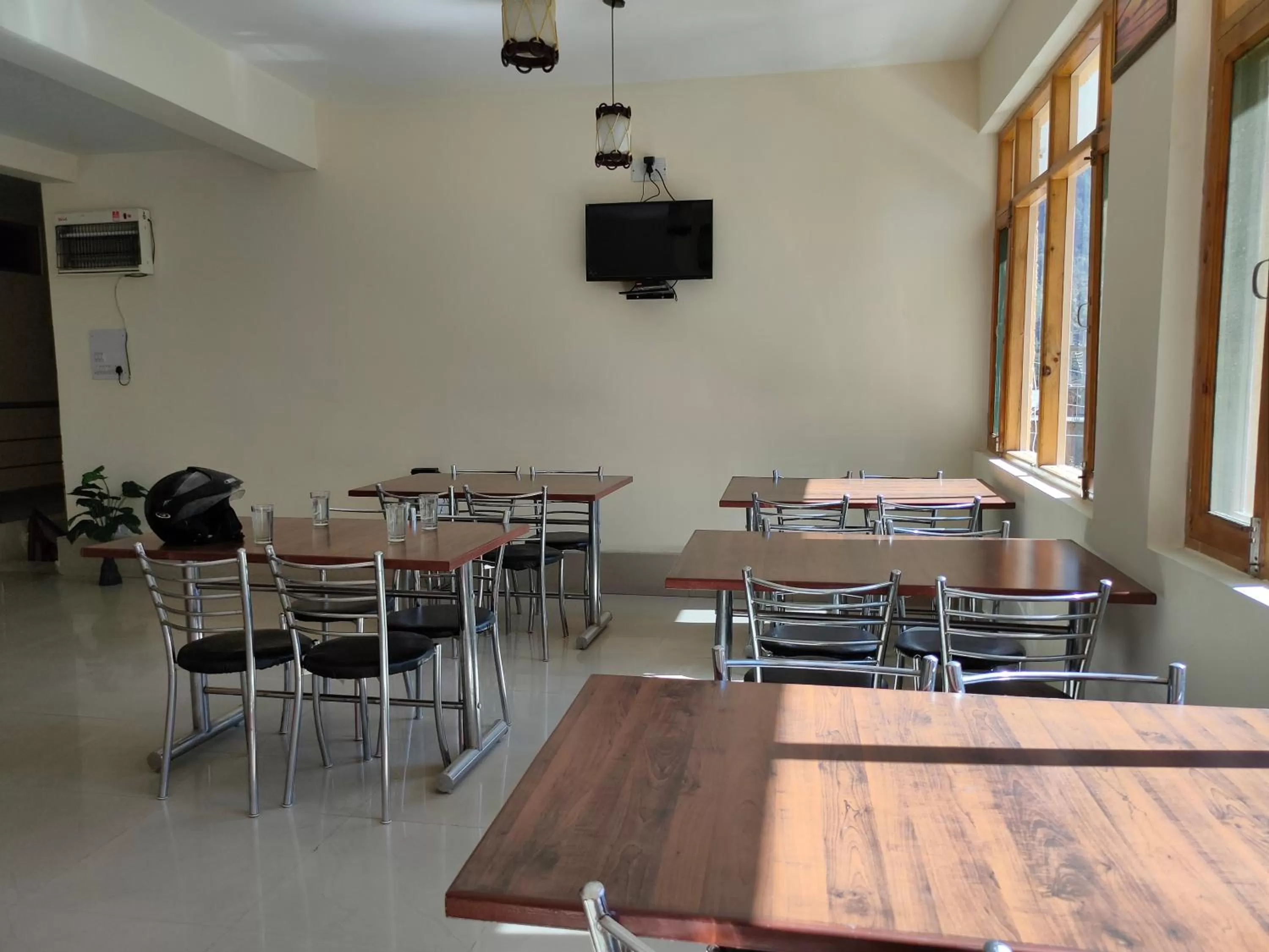 Restaurant/Places to Eat in The Destination Manali