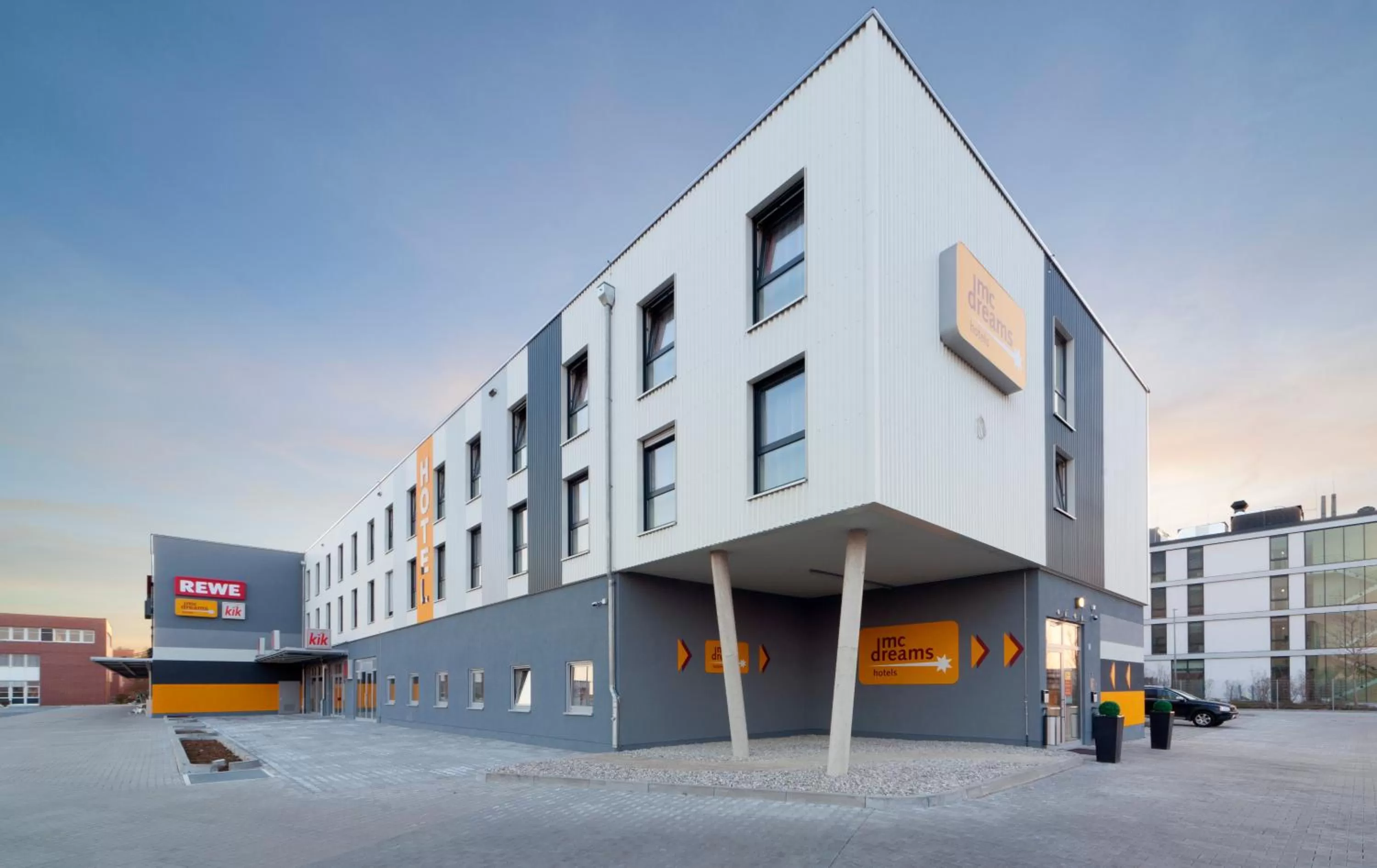 Property building in McDreams Hotel München - Messe