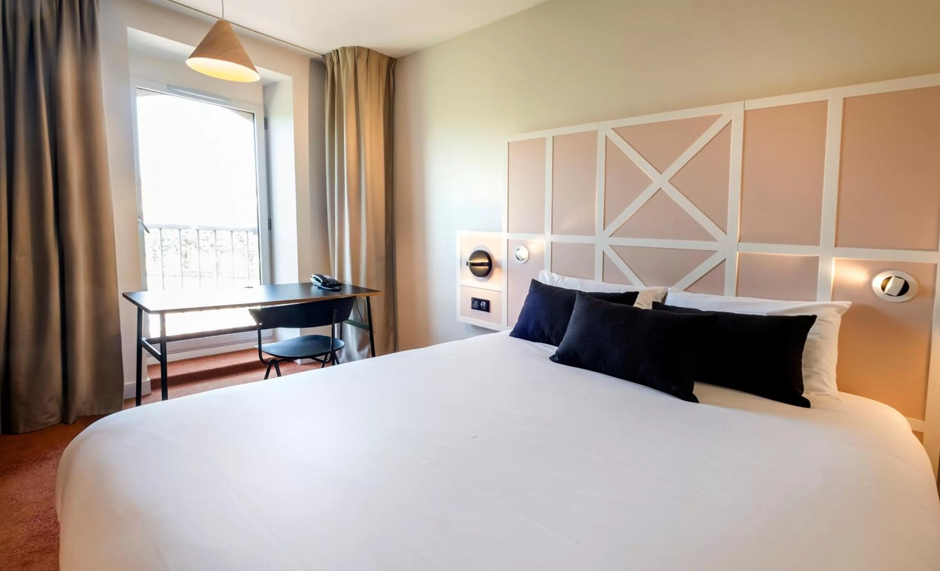 Bed in Mercure Rouen Centre Champ de Mars