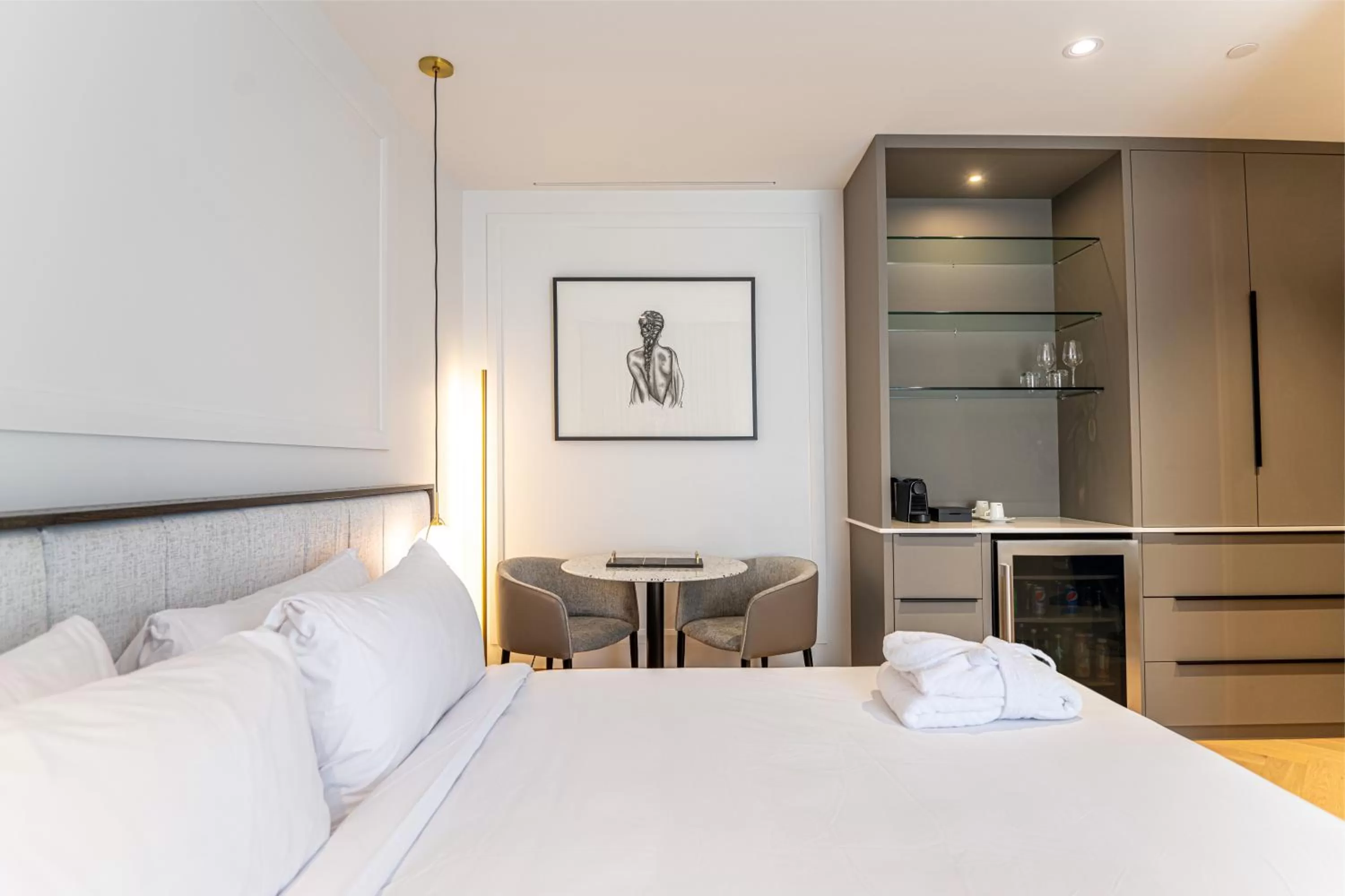 Dining area, Bed in Hôtel Boutique Ophelia - Par Aneyro