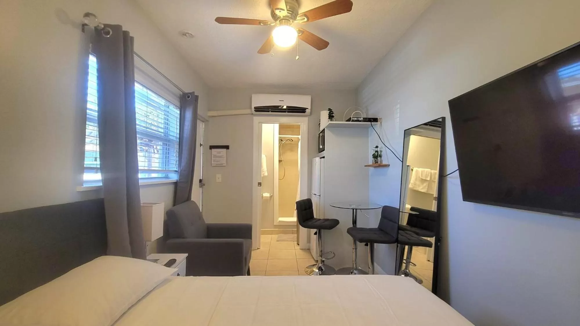 Bedroom, Bed in Barefoot mailman motel