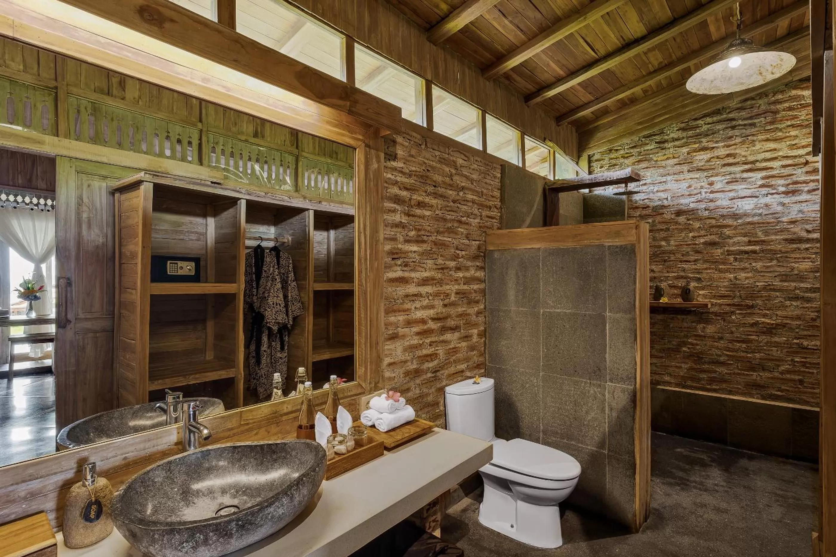 Toilet in Joglo Organik Guesthouse