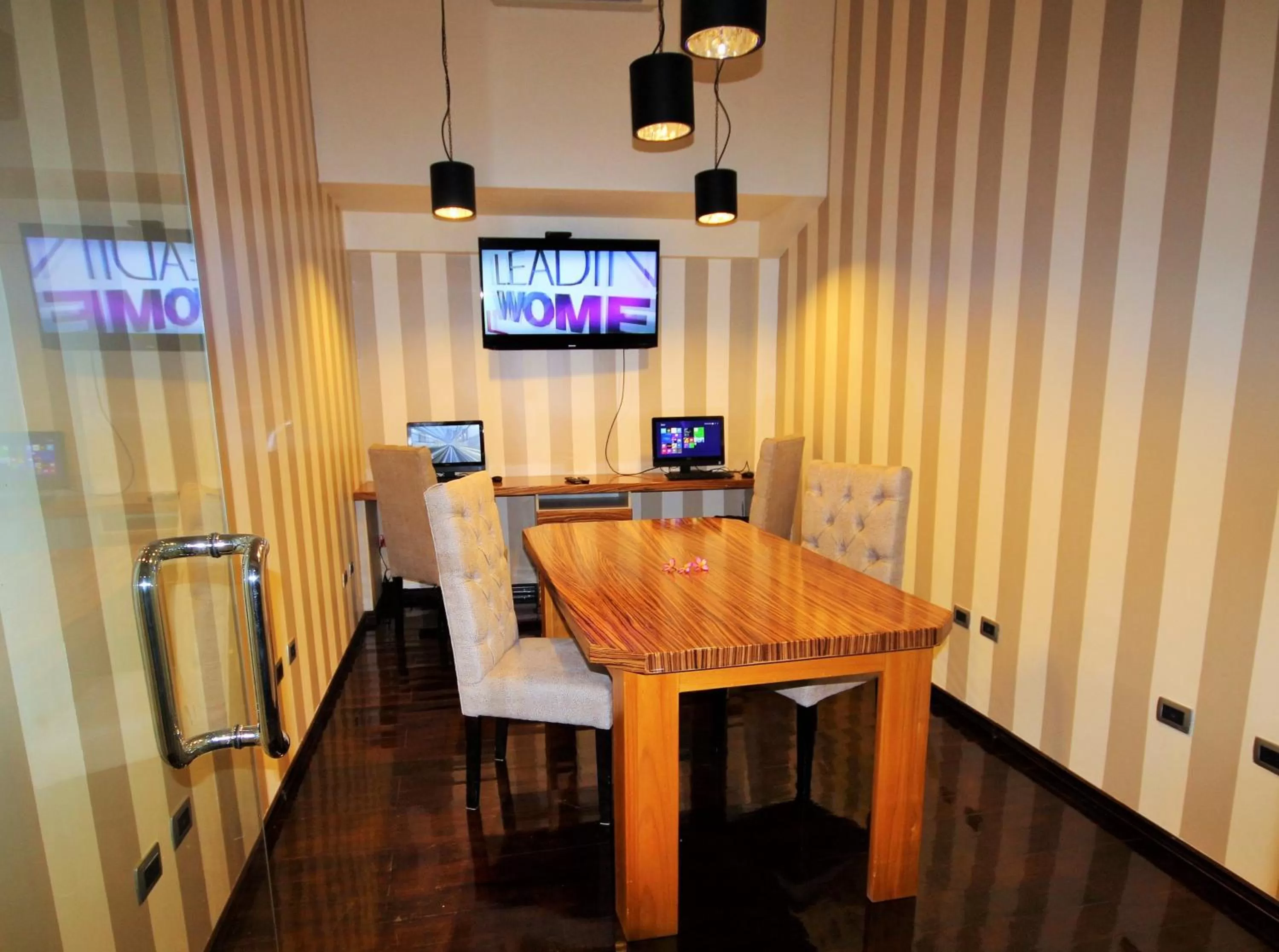 Meeting/conference room, TV/Entertainment Center in Cedros Inn Boutique Hotel
