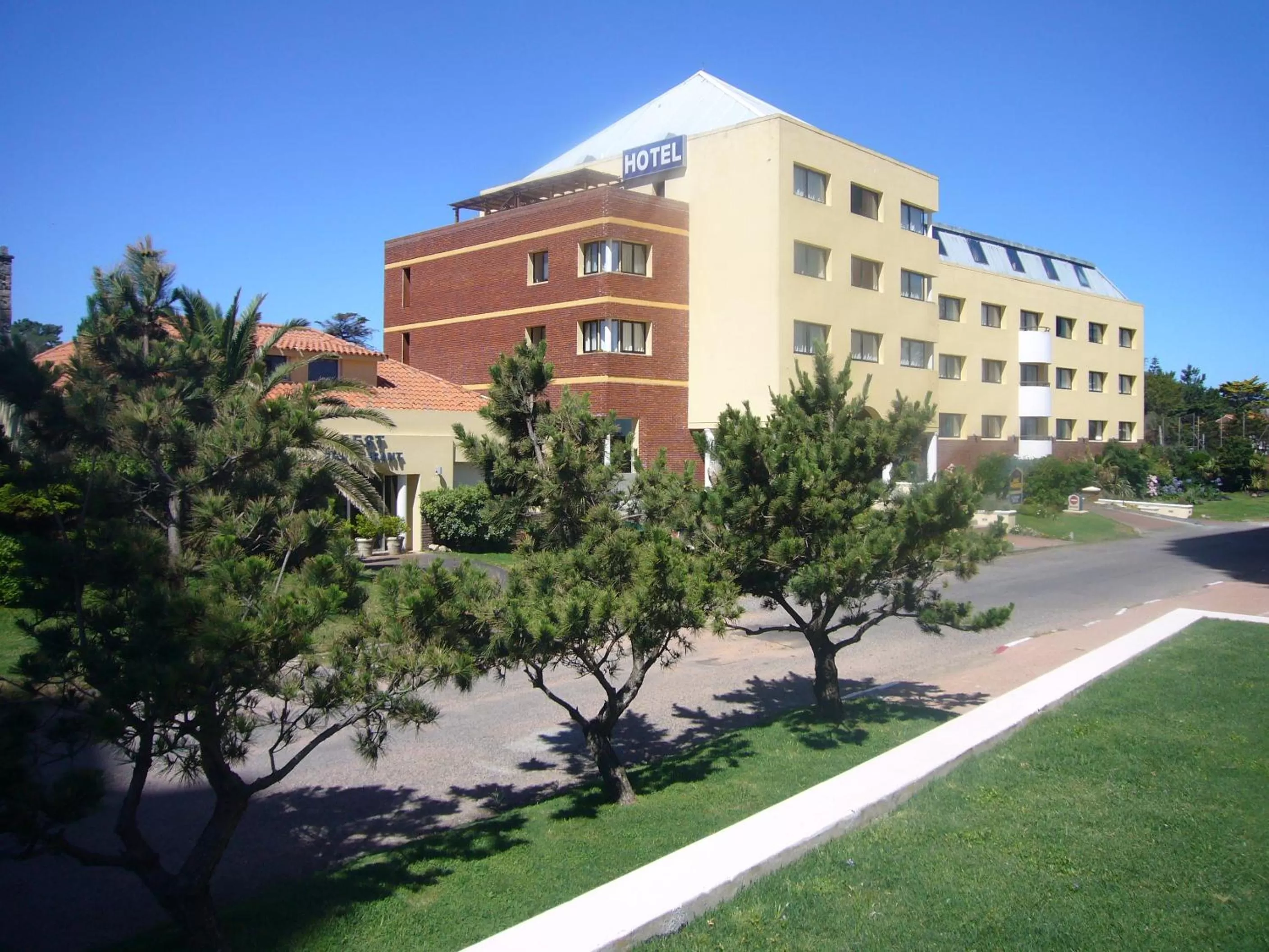 Facade/entrance in La Foret