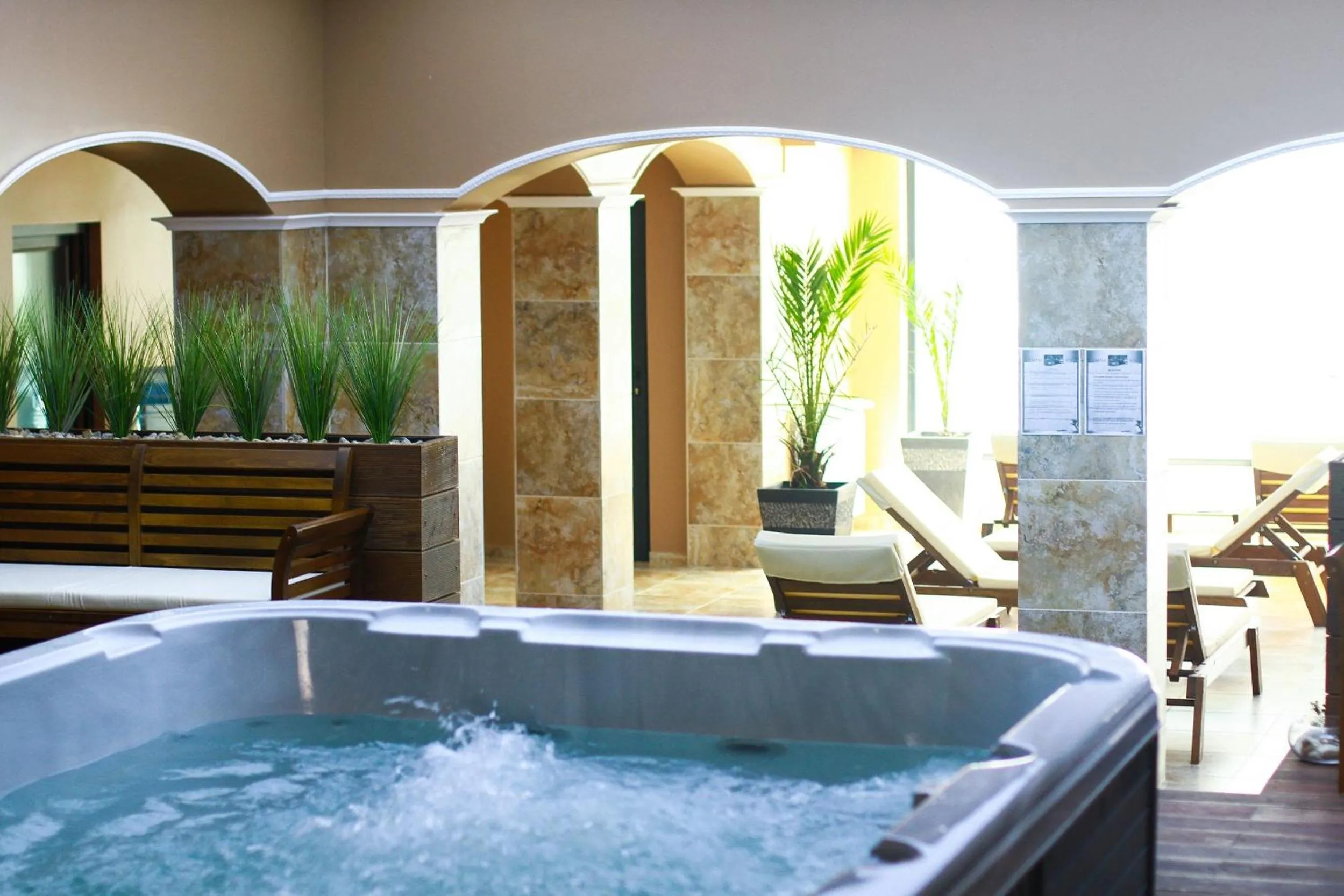 Hot Tub in White Rock Castle Suite Hotel & SPA