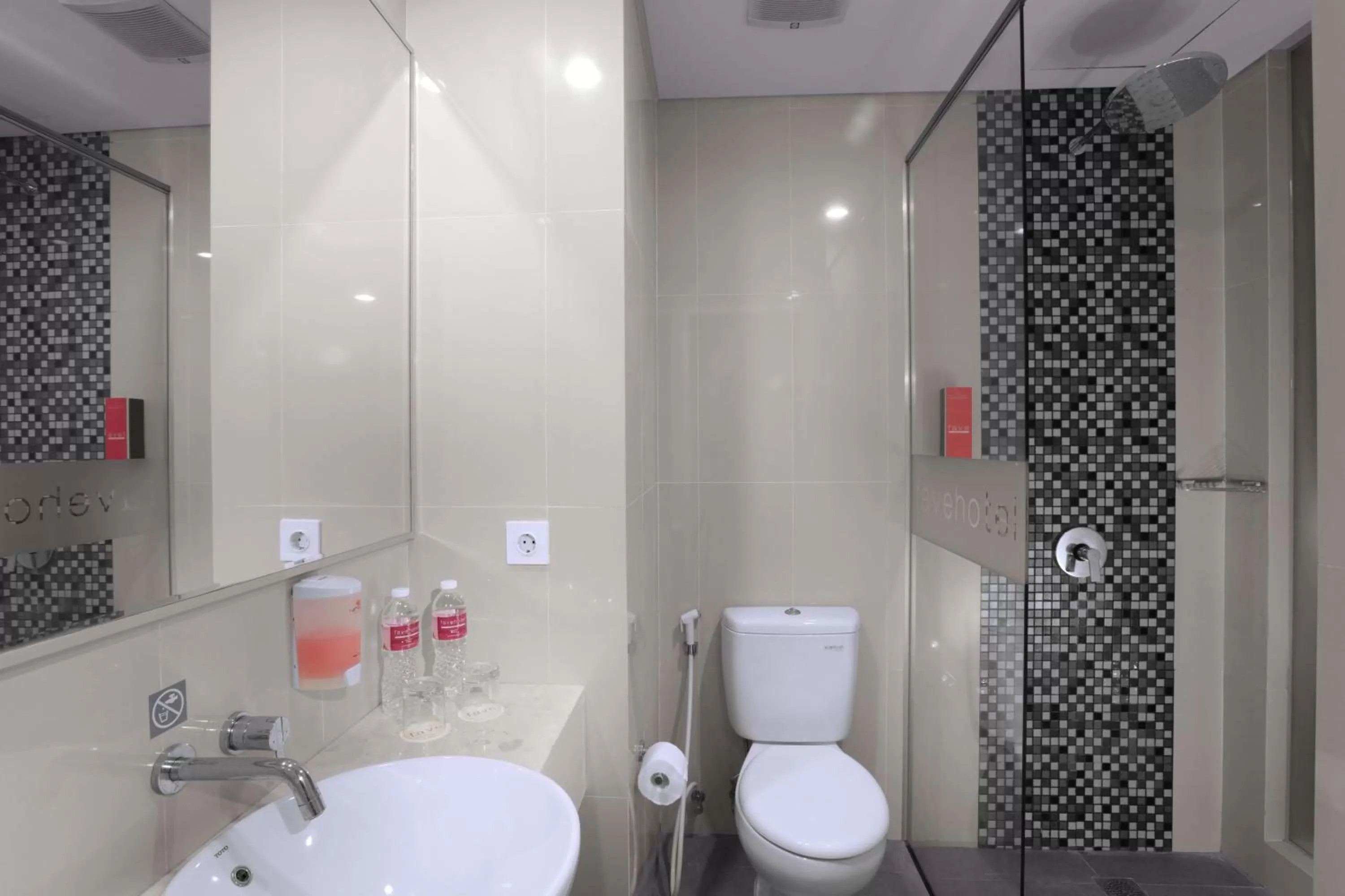 Bathroom in favehotel Bandara Tangerang