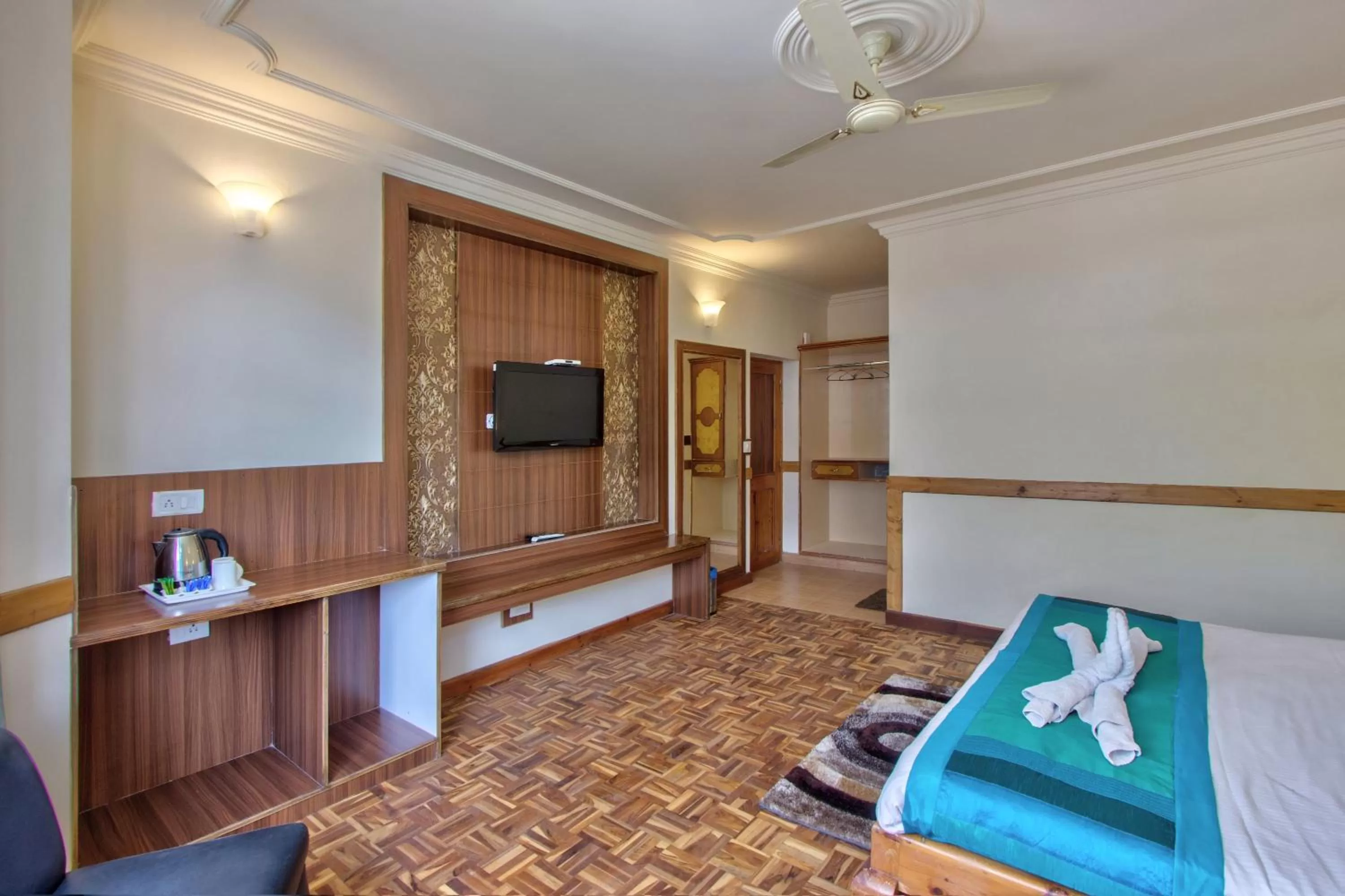 Photo of the whole room, Bed in Woodstock Inn Manali 800 Mtrs from Mall Road