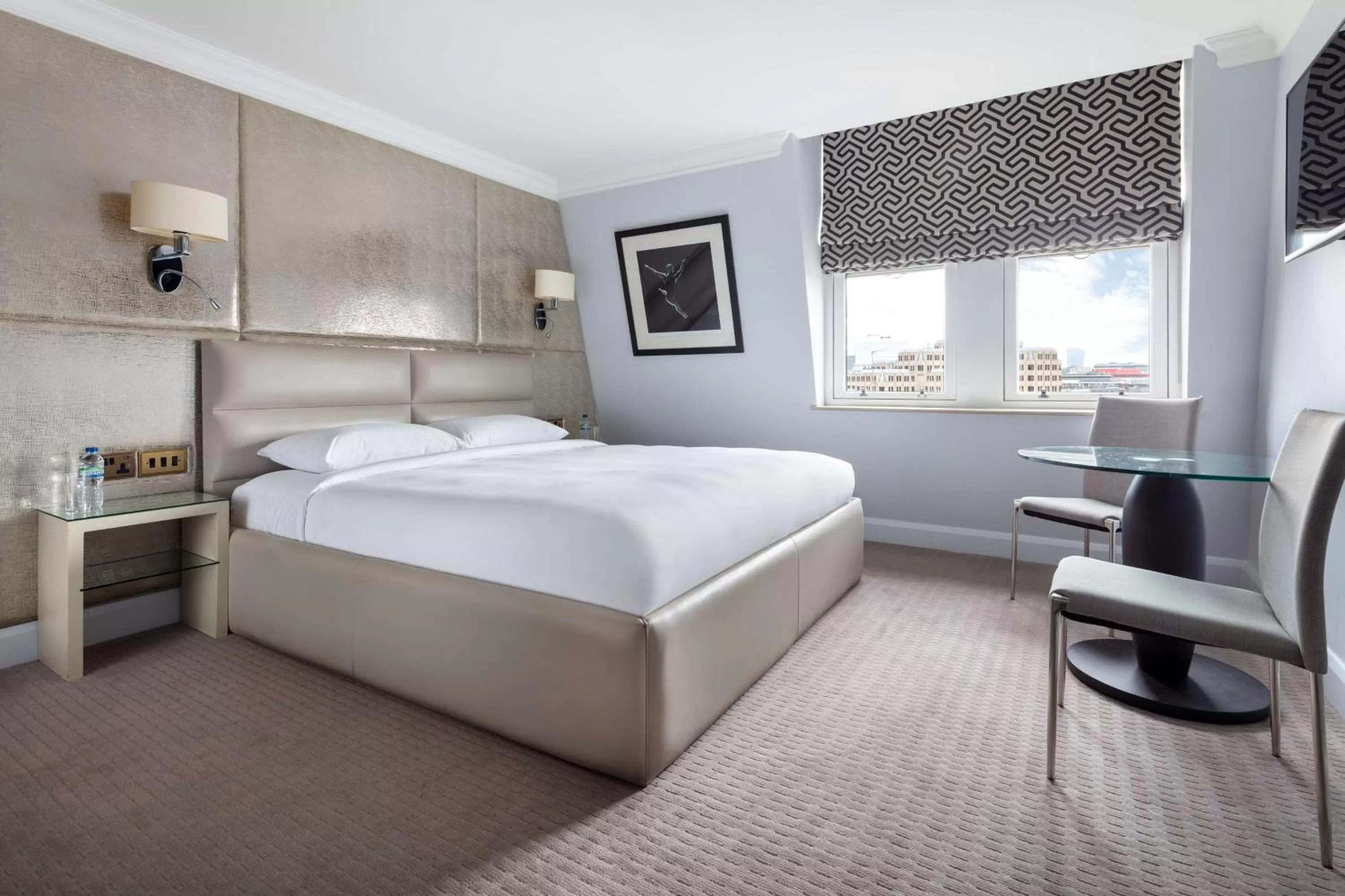 Photo of the whole room, Bed in Radisson Blu Hotel, London Mercer Street