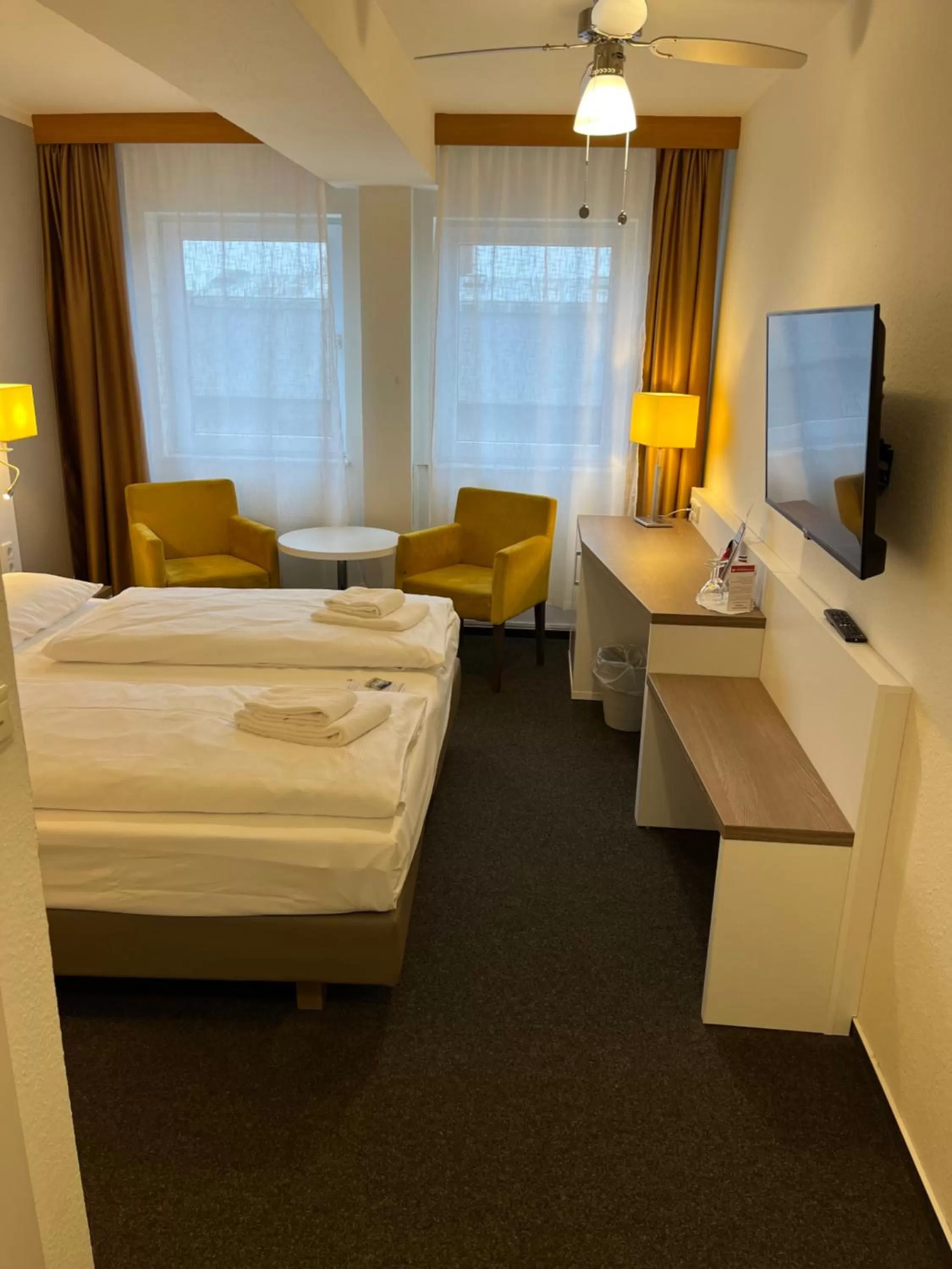 Photo of the whole room, Bed in astral'Inn Leipzig Hotel & Restaurant