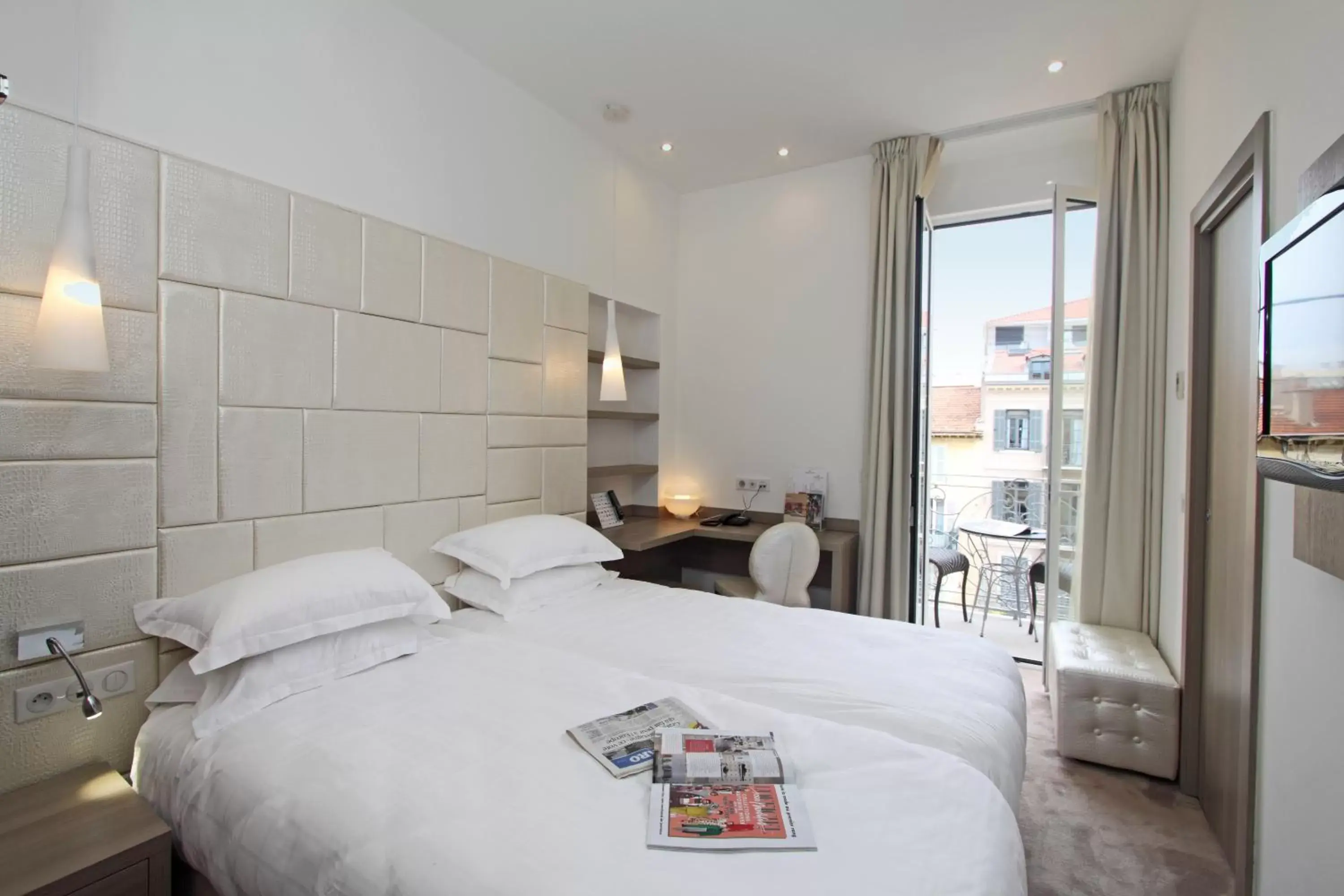 Double Room with Balcony in GOLDEN TULIP CANNES HOTEL de PARIS Double Room with Balcony in GOLDEN TULIP CANNES HOTEL de PARIS