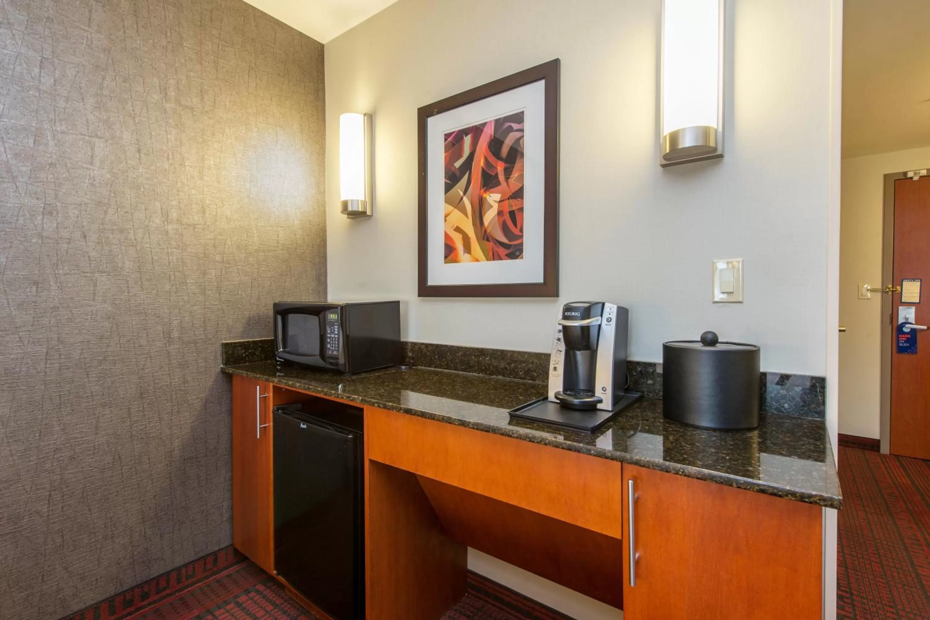 Coffee/tea facilities in Holiday Inn Express Hotel & Suites Auburn by IHG