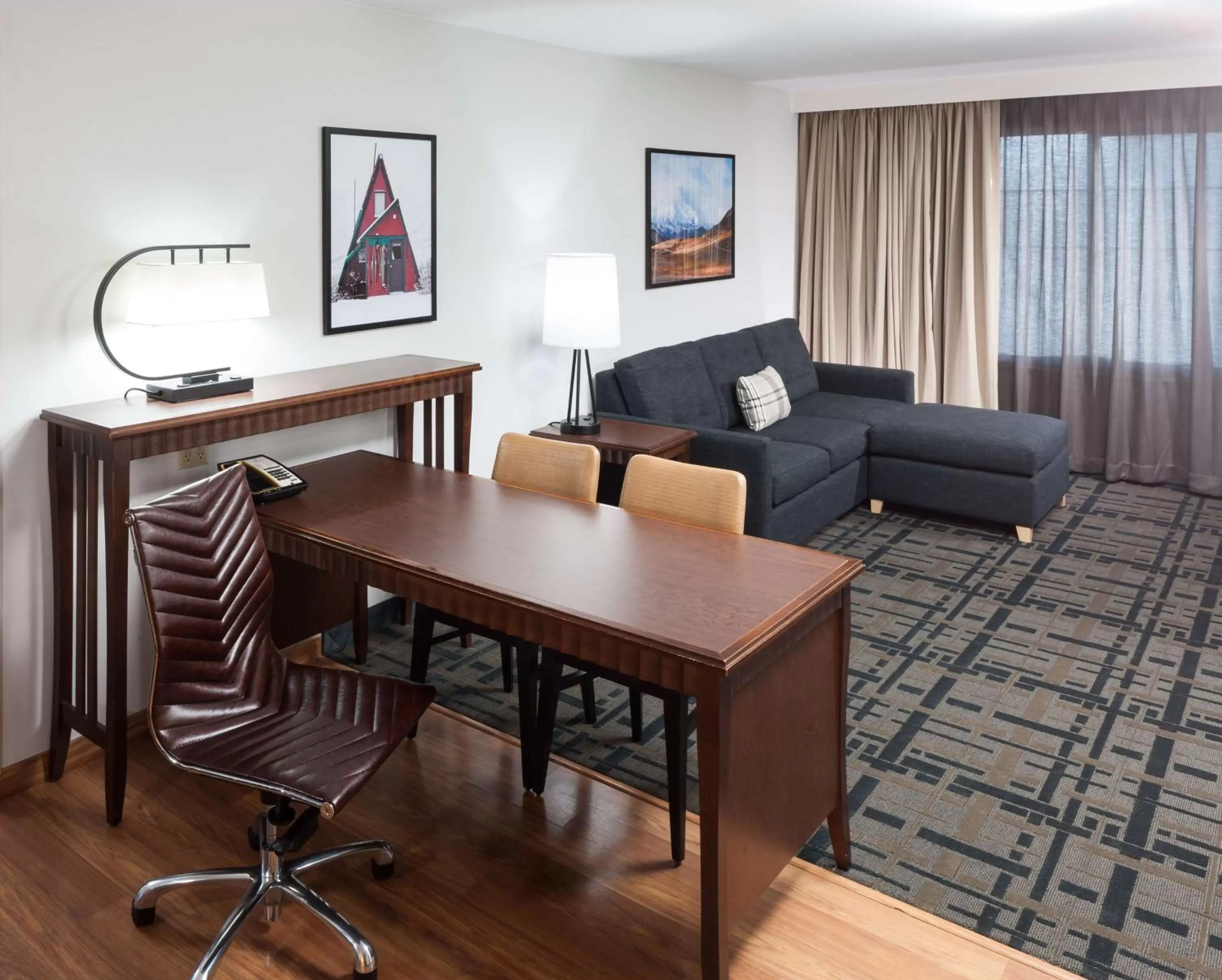 Living room in Embassy Suites Anchorage