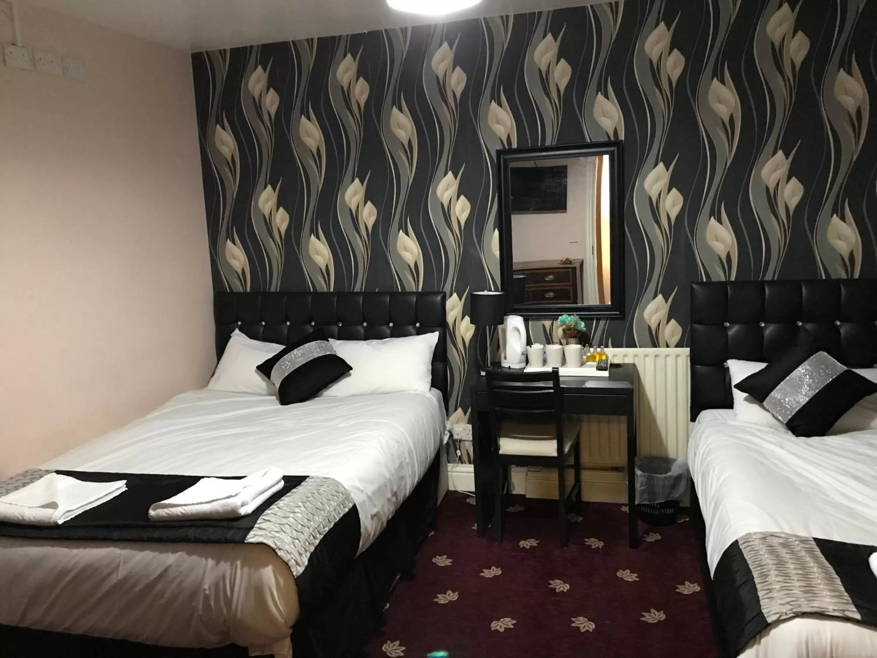 Bedroom, Bed in Pacific Inn London Heathrow