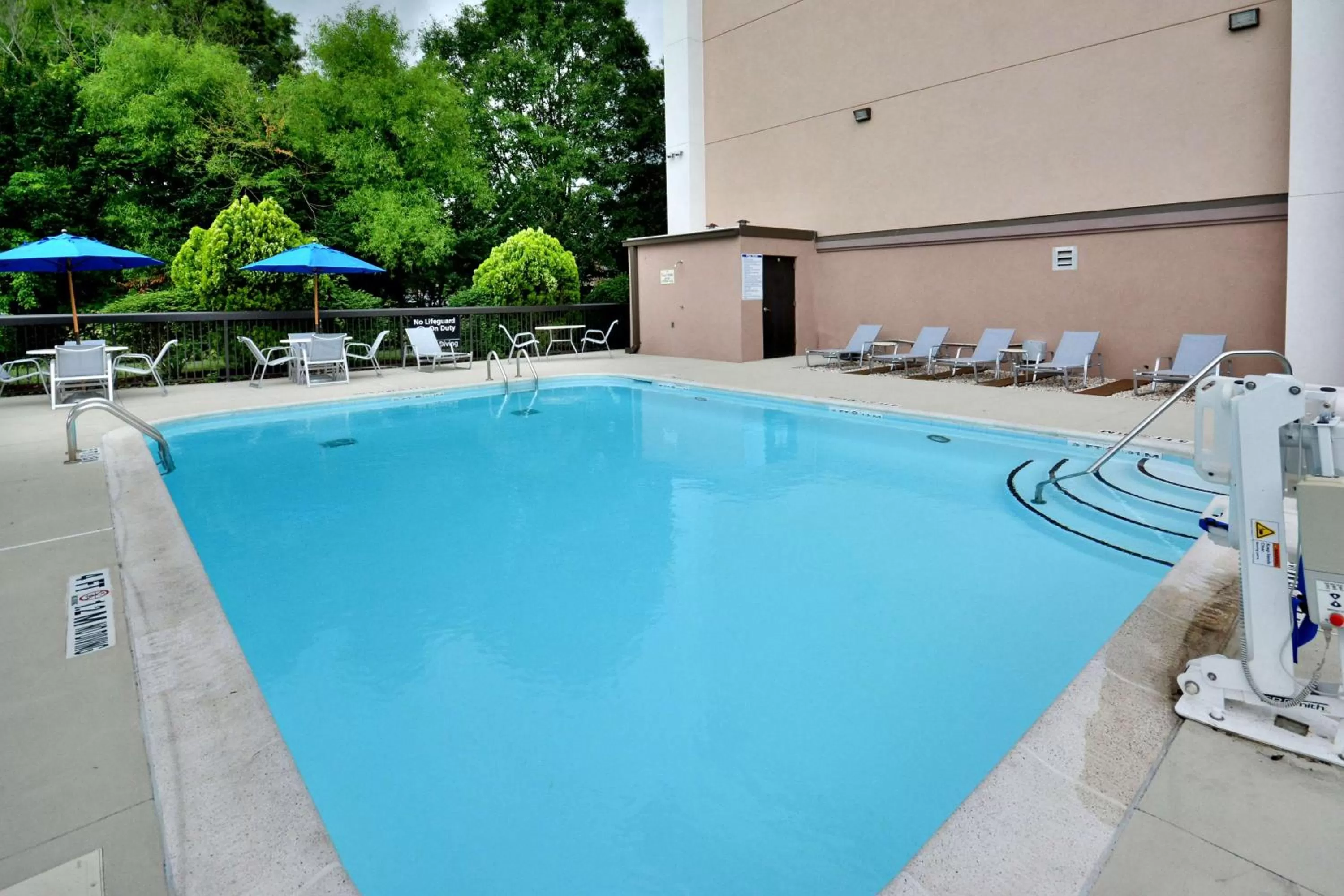 Pool view in Hampton Inn Raleigh/Durham Airport