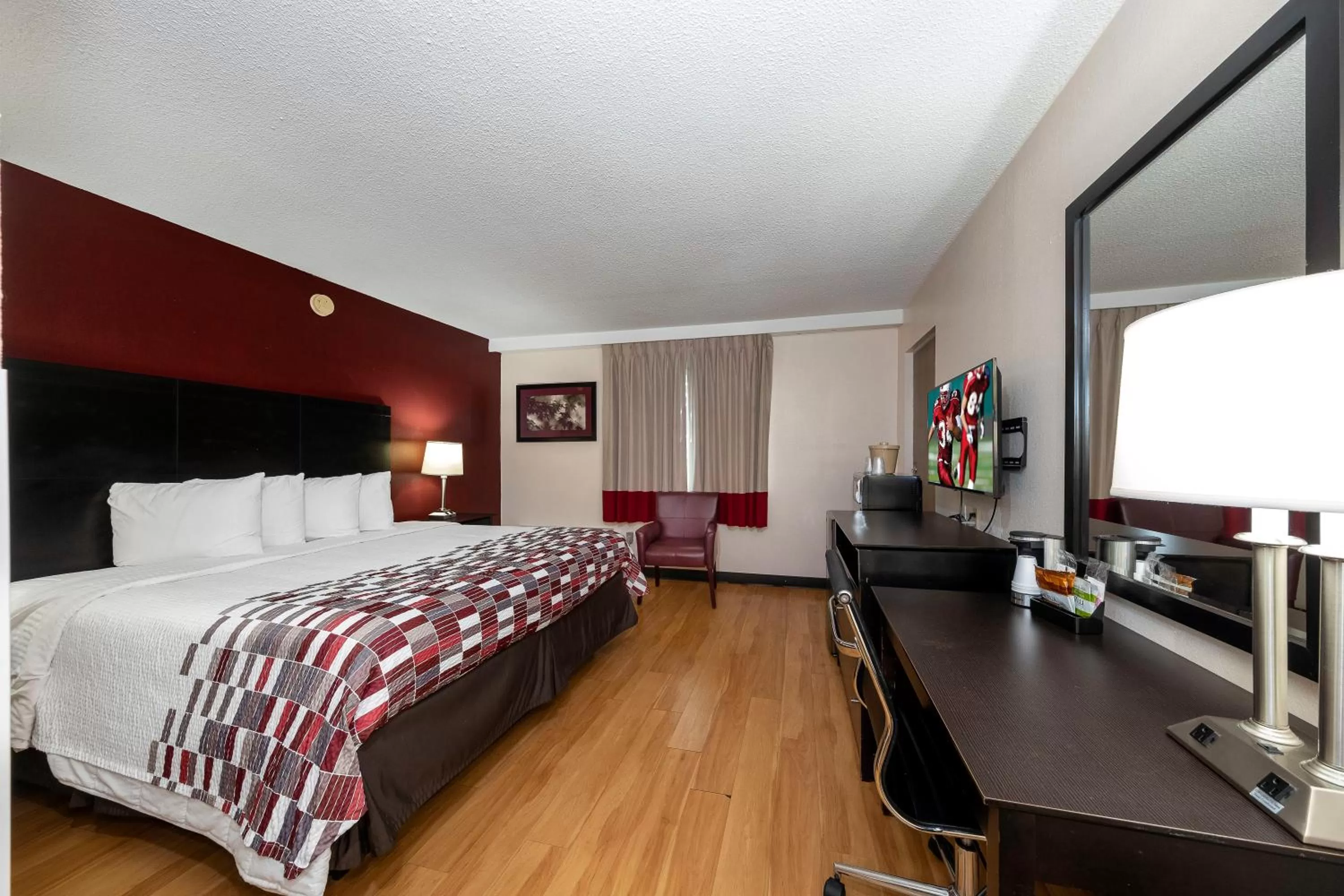 Photo of the whole room, Bed in Red Roof Inn Lumberton