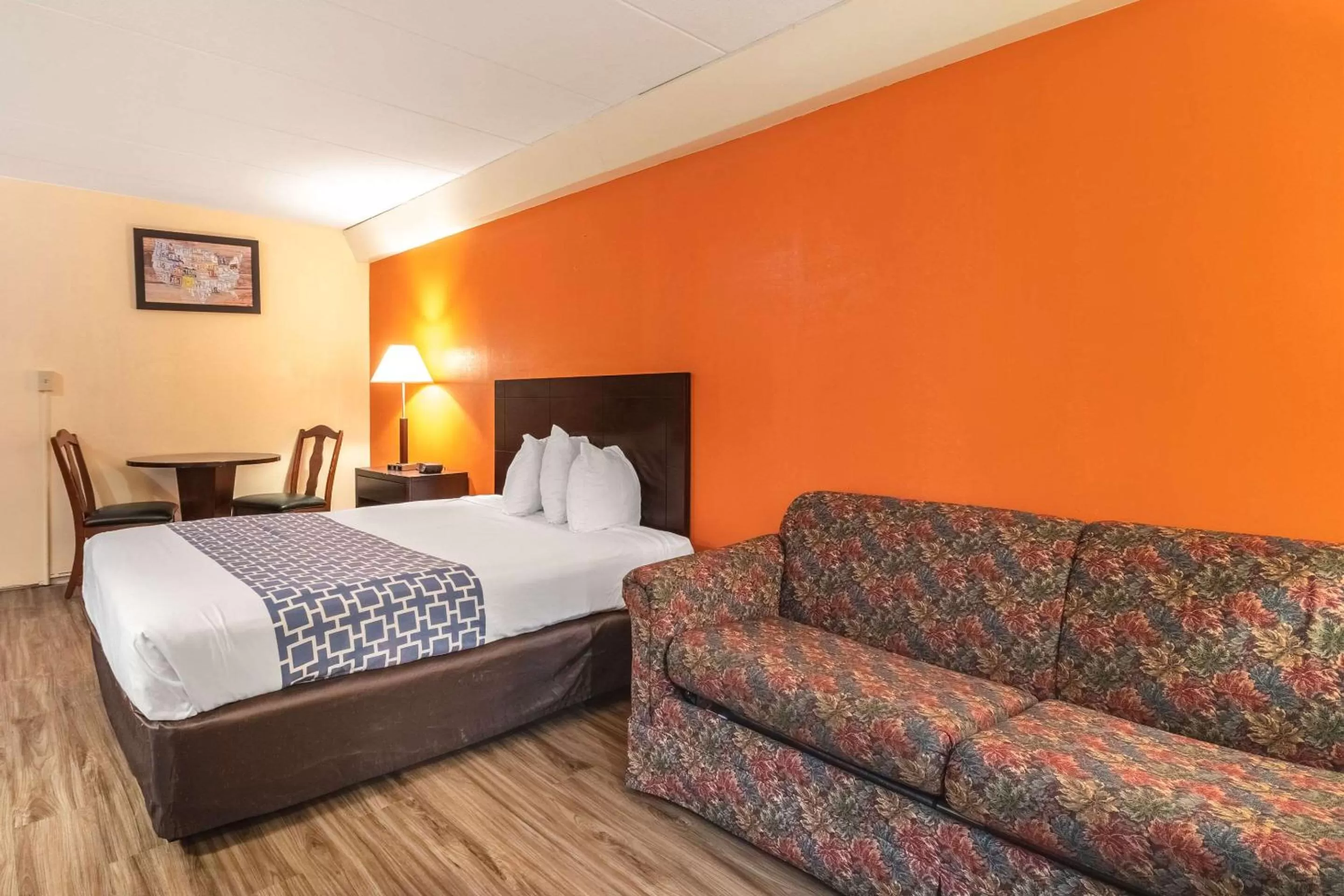 Bedroom, Bed in Econo Lodge Inn & Suites Windsor Locks Bradley Airport