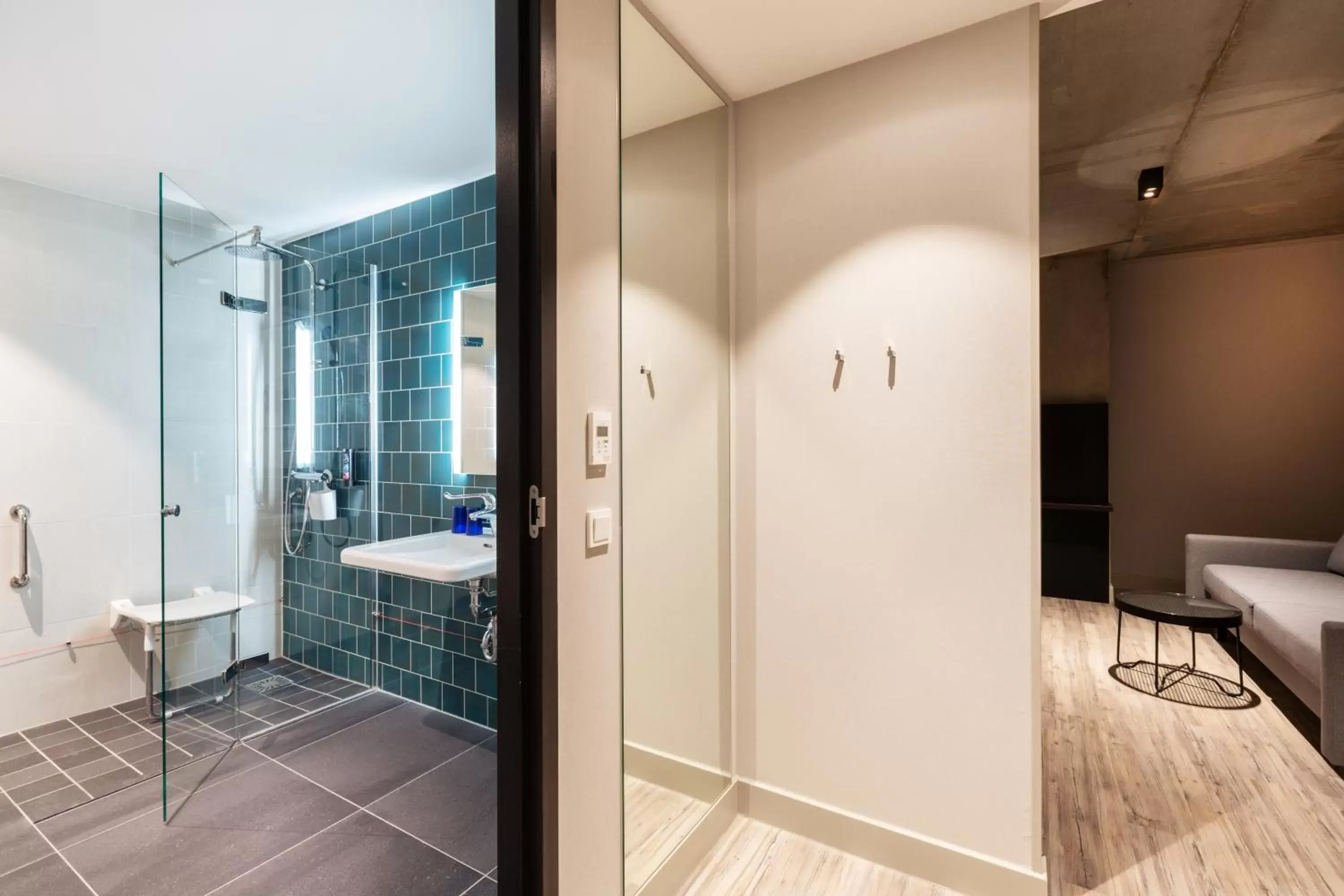 Standard Queen Room - Disability Access in Holiday Inn - the niu, Fender Amsterdam Standard Queen Room - Disability Access in Holiday Inn - the niu, Fender Amsterdam