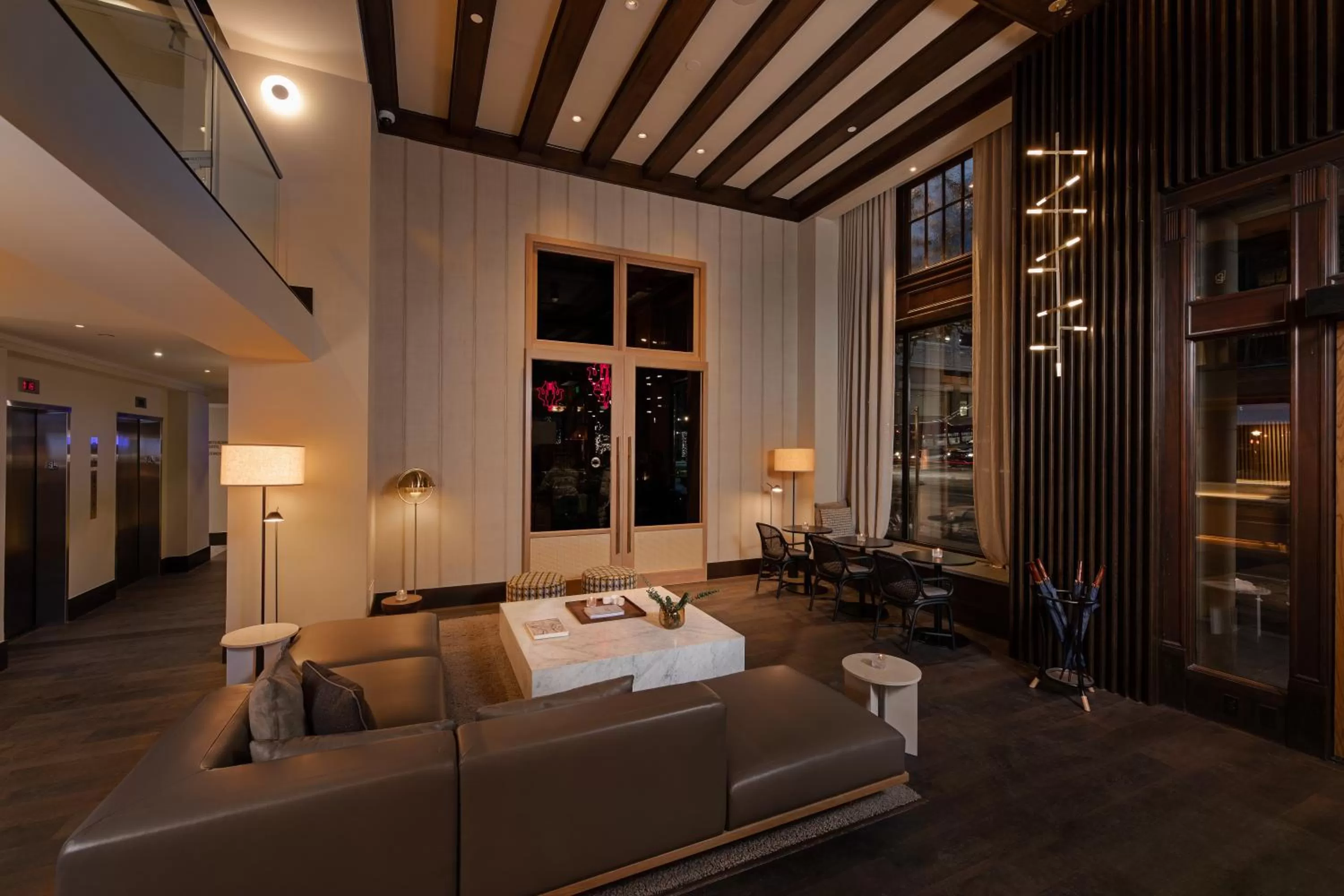 Lobby or reception, Bed in Ändra Hotel Seattle - MGallery Collection