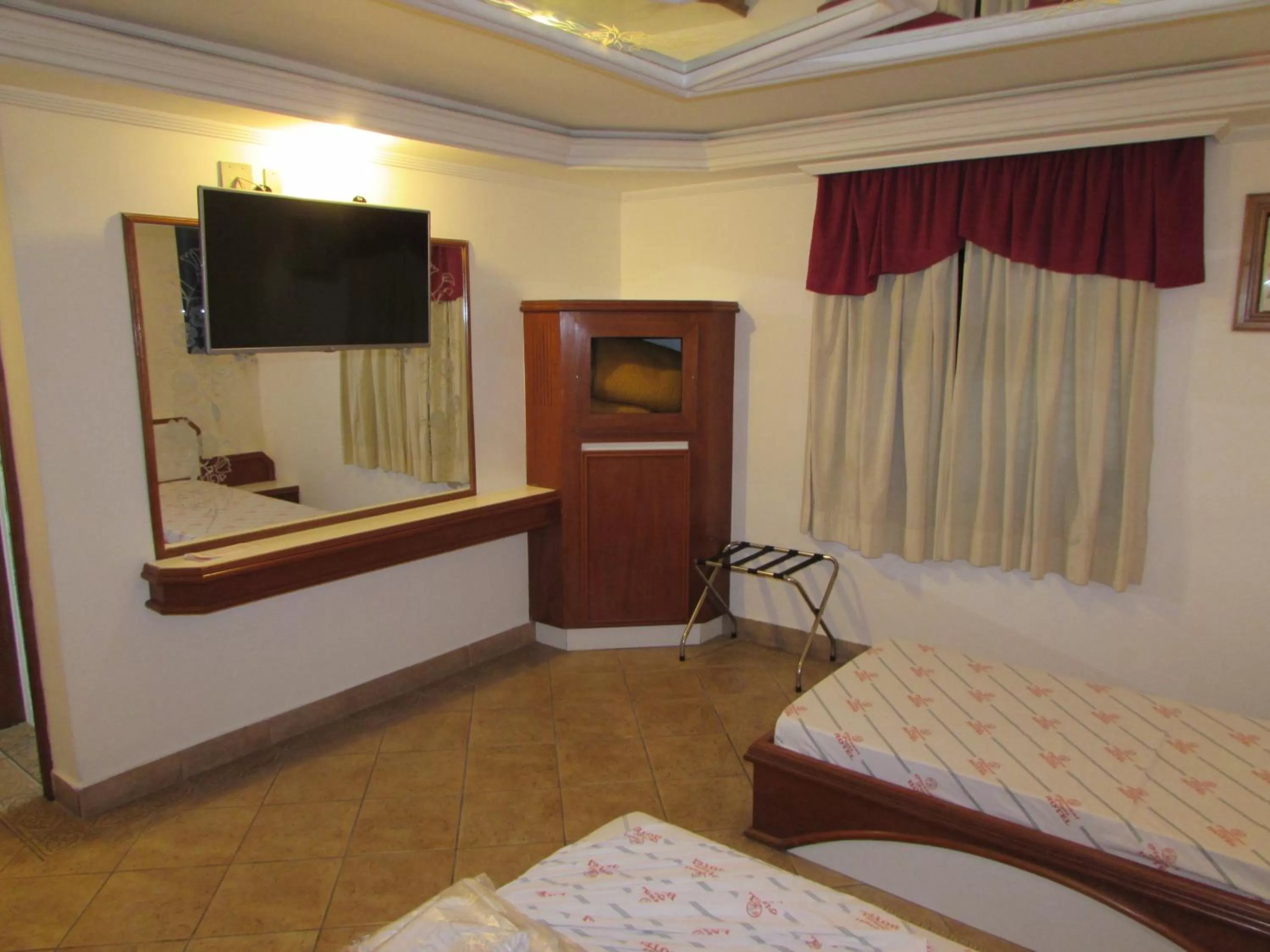 Bedroom, TV/Entertainment Center in Pleasant Place Hotel