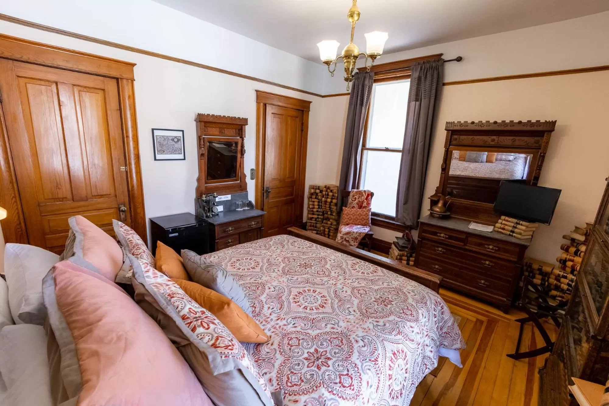 Bed, Seating Area in 1899 Inn